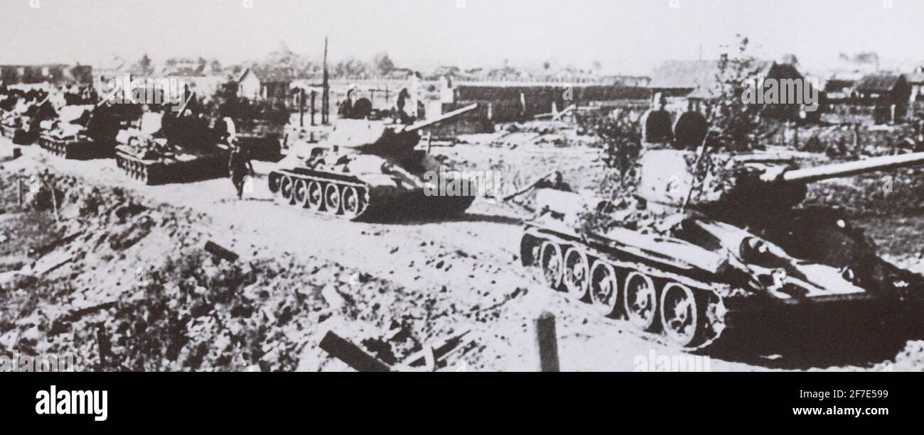 Sowjetische Panzer auf dem Weg in die Hauptstadt von Belarus im Juli 1944. Stockfoto