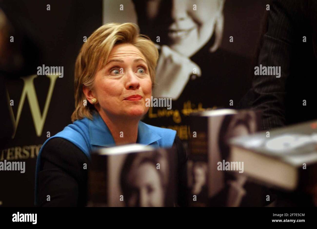 HILARY CLINTON SIGHNS KOPIEN IHRES BUCHES BEI WATERSTONES IN PICCADILLY,3/7/03 PILSTON Stockfoto