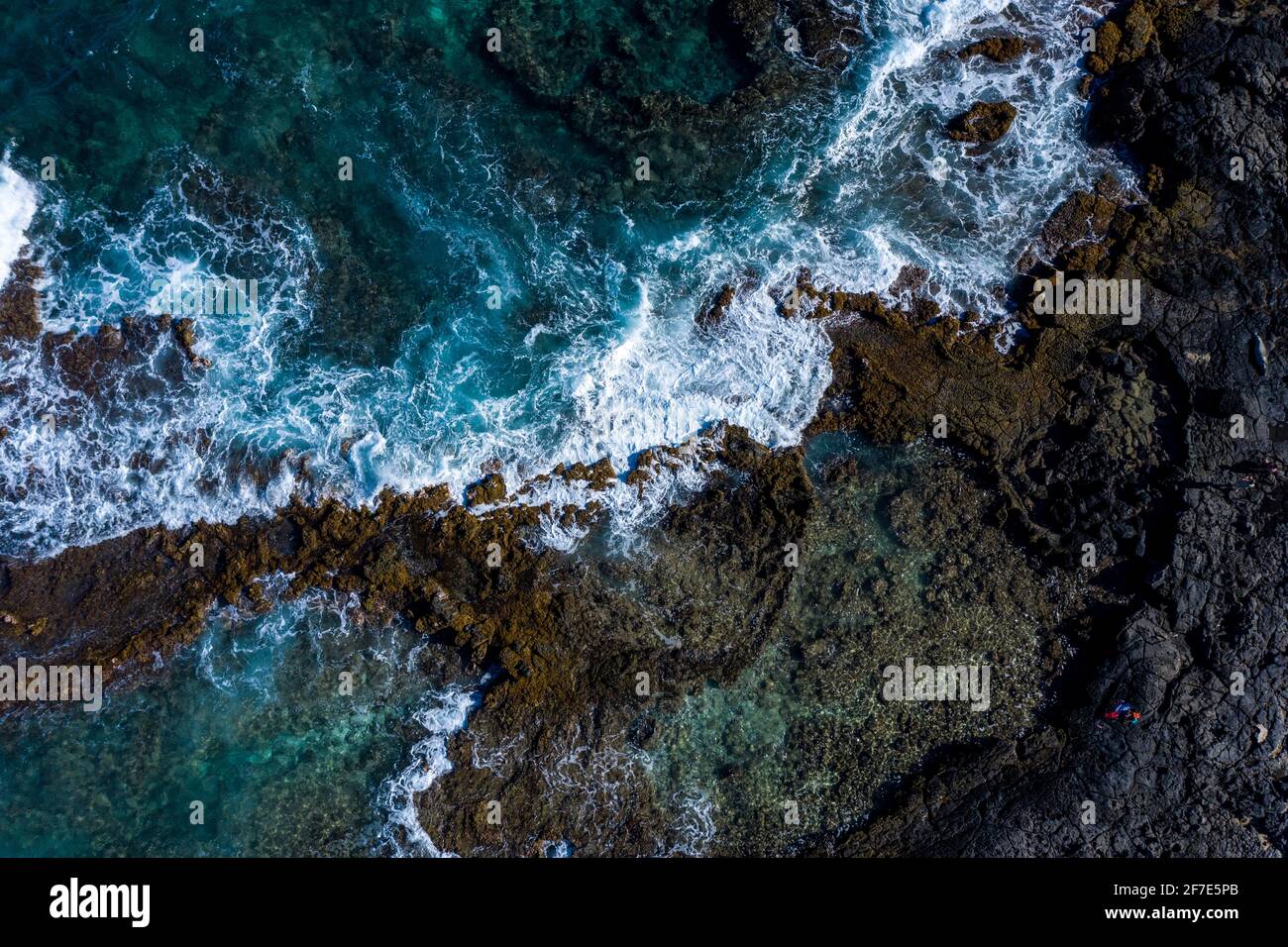 Luftaufnahme einer mächtigen Flut, die auf die felsigen Küsten trifft Von Hawaii Stockfoto