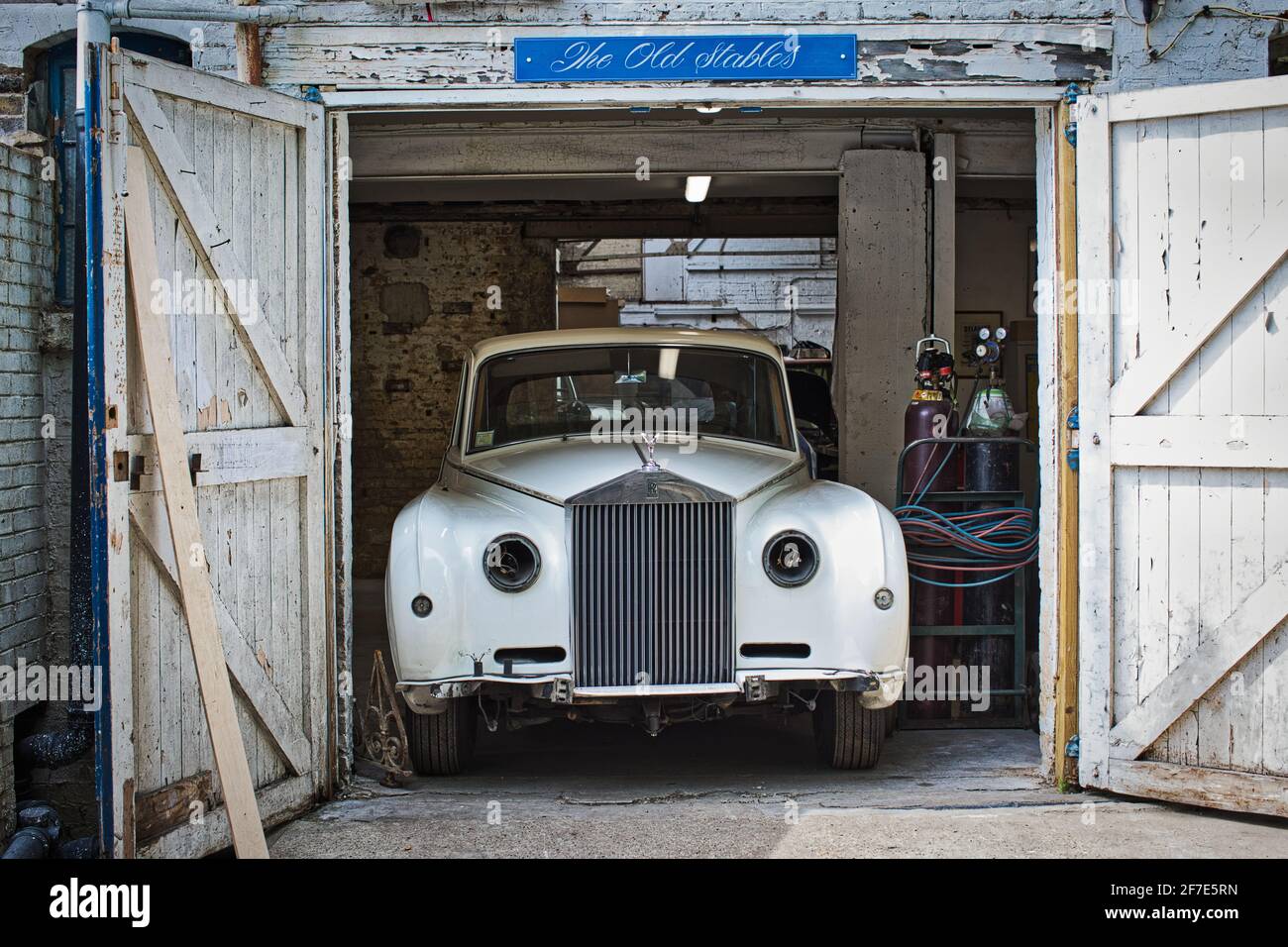 Rolls royce Auto teilweise auseinandergenommen/zur Restaurierung in einer heimischen Garage/Werkstatt in London, Großbritannien, abgestreift Stockfoto