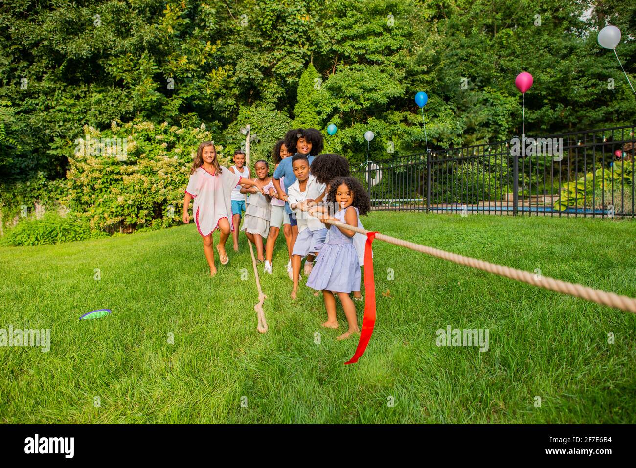 Schlepper ein Krieg Spiel mit Kindern Stockfoto