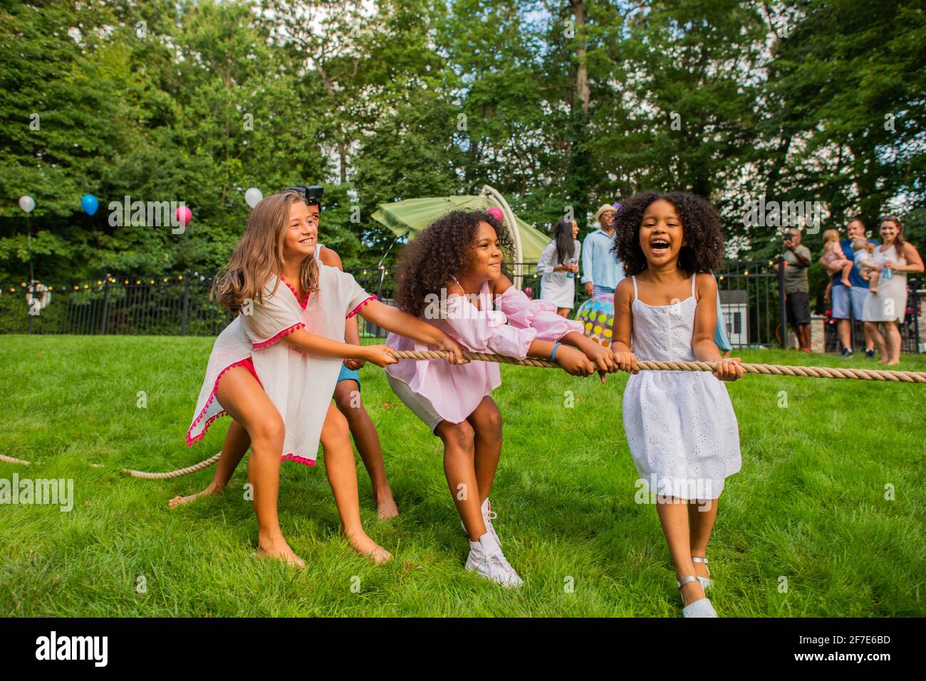 Schlepper ein Kriegsspiel mit Kindern Stockfoto