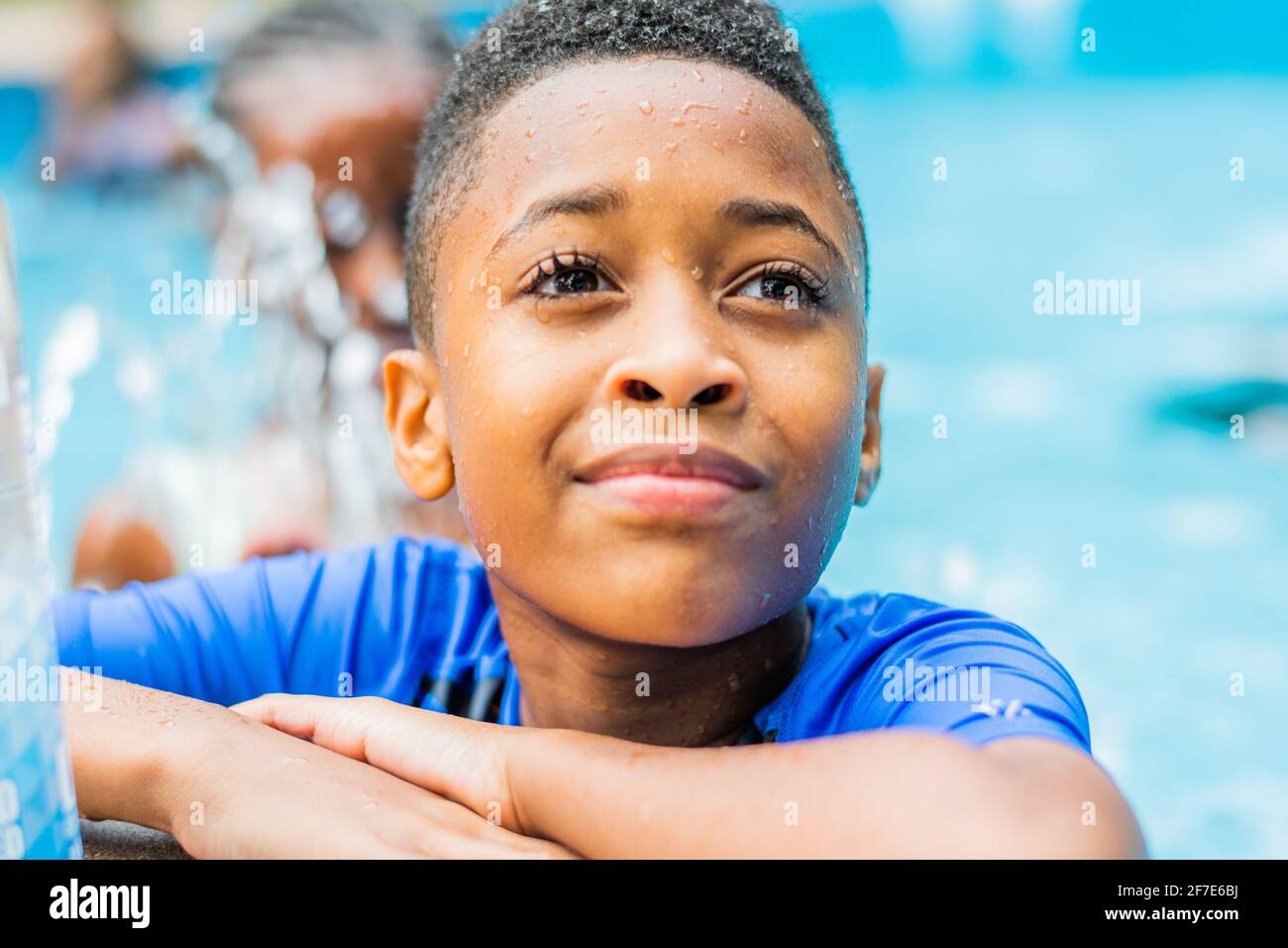Porträt eines afroamerikanischen Jungen im Pool Stockfoto