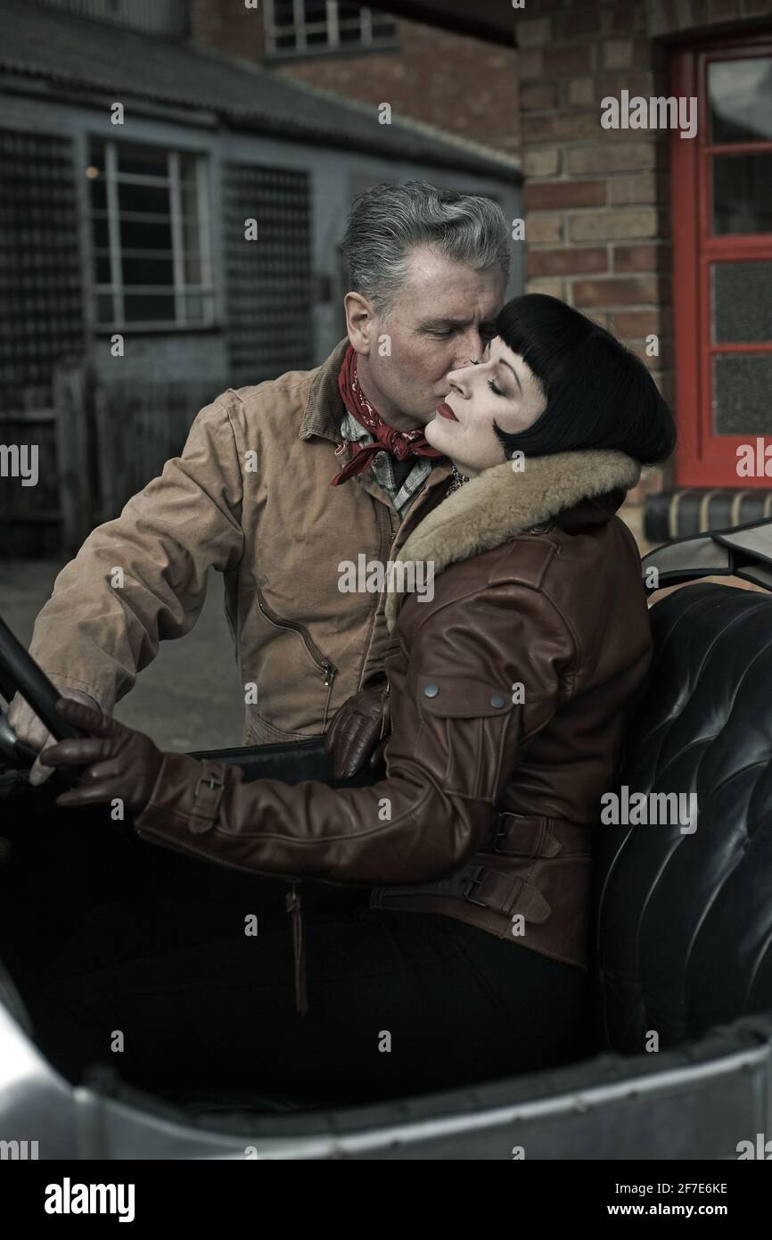 Romantisches Paar teilt ihre Liebe und Zuneigung in Cabrio-Oldtimer . Stockfoto
