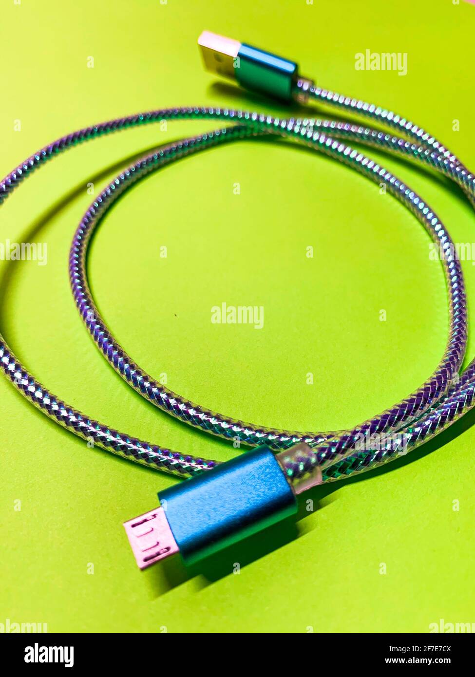 Holographisches usb-Kabel auf hellgrünem Hintergrund, vertikales Layout Stockfoto