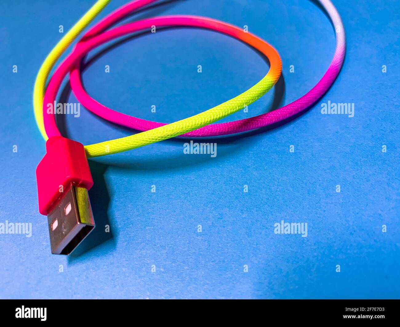 rainbow usb-Kabel auf blauem Hintergrund Stockfoto