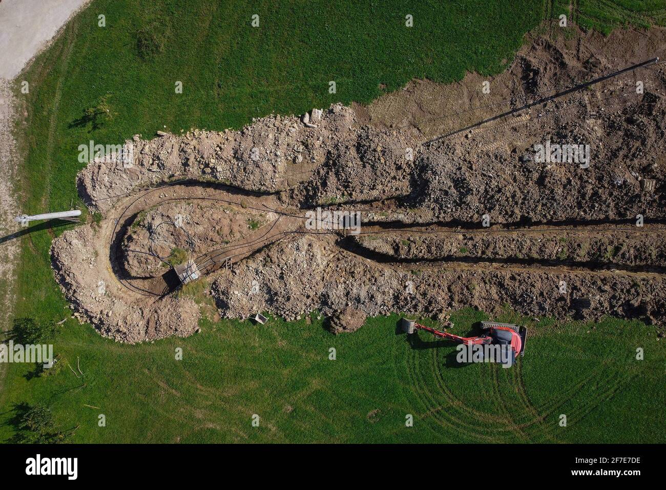 Luftdrohnenansicht der geothermischen Heizkollektorgrube oder des Grabens im Boden. Aushub von Graben oder Löchern für den thermischen Wärmetauscher für ein Haus. Z. B. Stockfoto