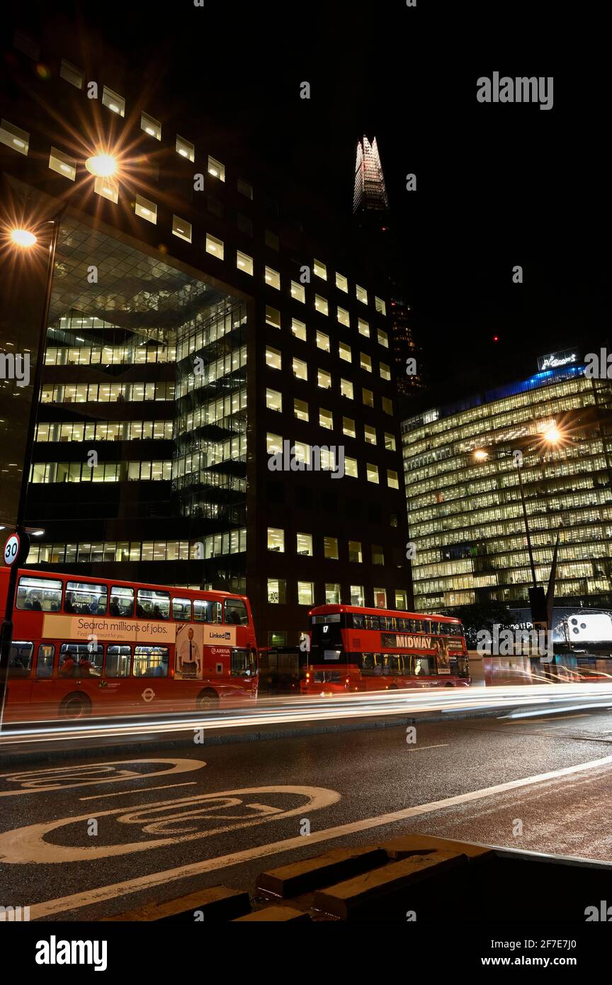 Stadtbild von London bei Nacht Stockfoto