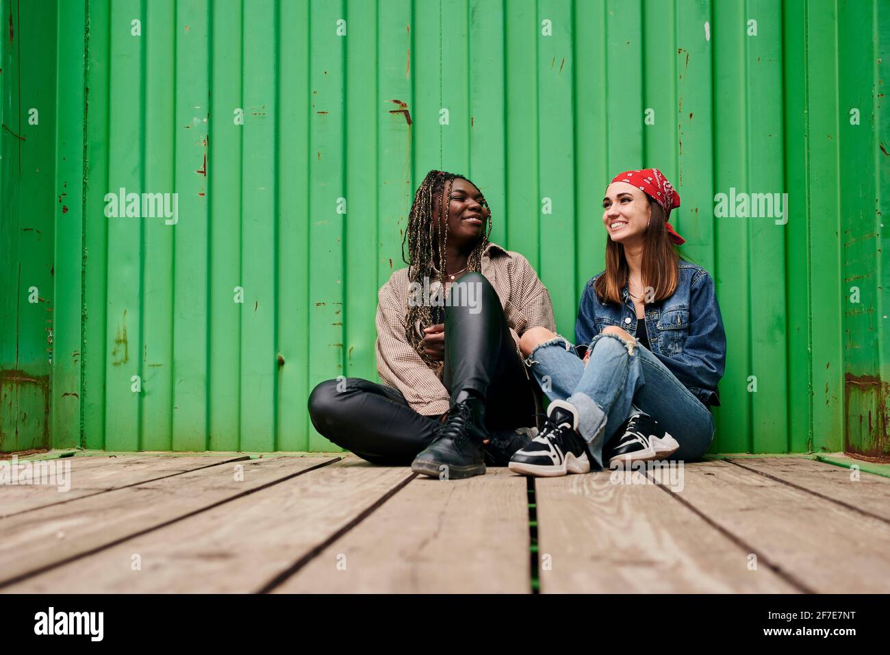 Zwei junge, multiethnische Frauen sprechen und lächeln Stockfoto