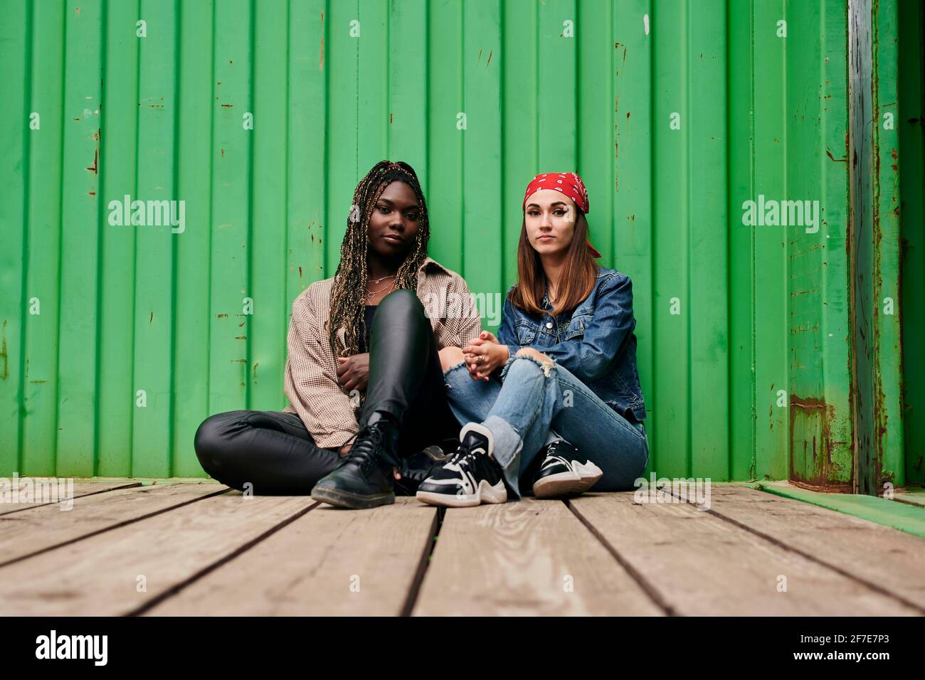 Zwei junge multiethnische Frauen betrachten die Kamera ernsthaft Stockfoto