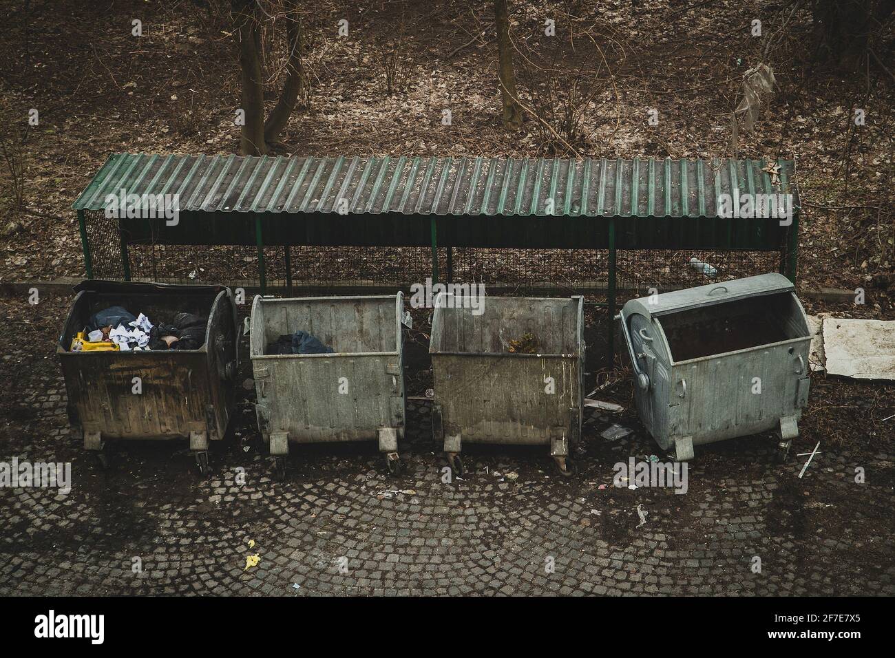 Kinder Müll in den Mülleimer in der Nähe von Licht an der Wand. Recycling  Konzept Stockfotografie - Alamy