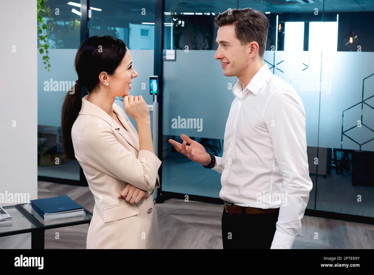 Kollegen diskutieren bei der Geschäftsbesprechung. Geschäftsleute bei der Arbeit Stockfoto