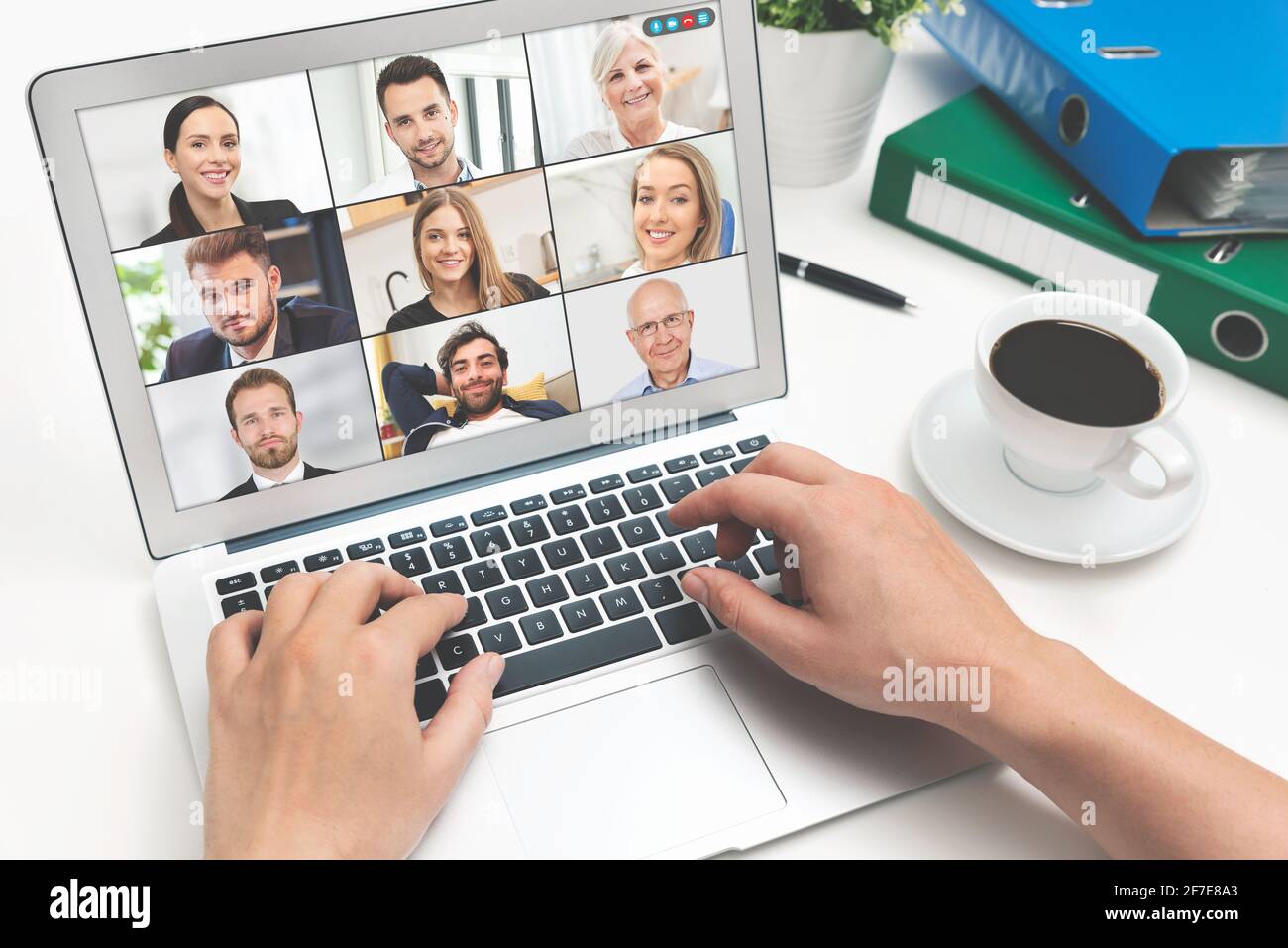 Videokonferenz mit mehreren Mitarbeitern. Laptop-Anwendung für Telearbeit und Studium von zu Hause aus. Stockfoto