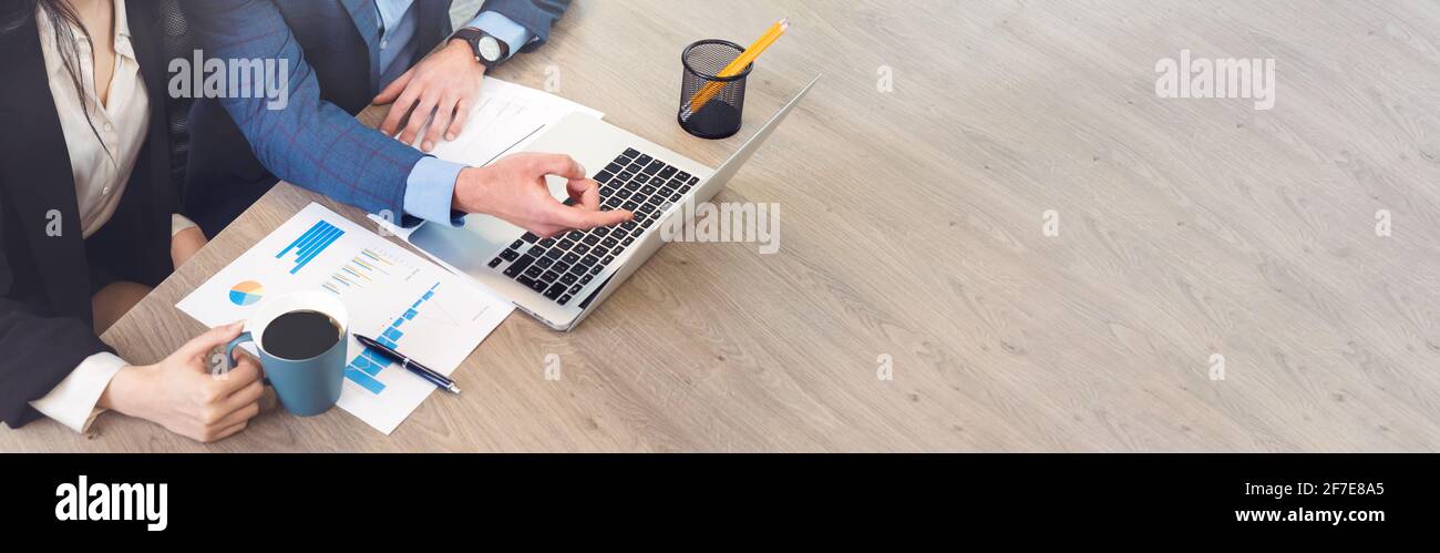 Geschäftsteam, das am Projekt arbeitet. Meeting im Bürohintergrund mit Kopierplatz Stockfoto