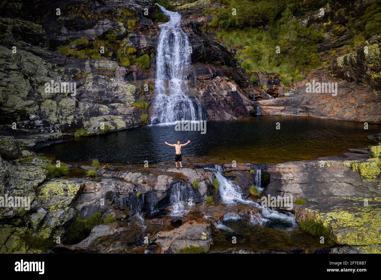 Drohnenansicht eines kaukasischen Mannes auf Fisgas de Ermelo Wasserfall Stockfoto