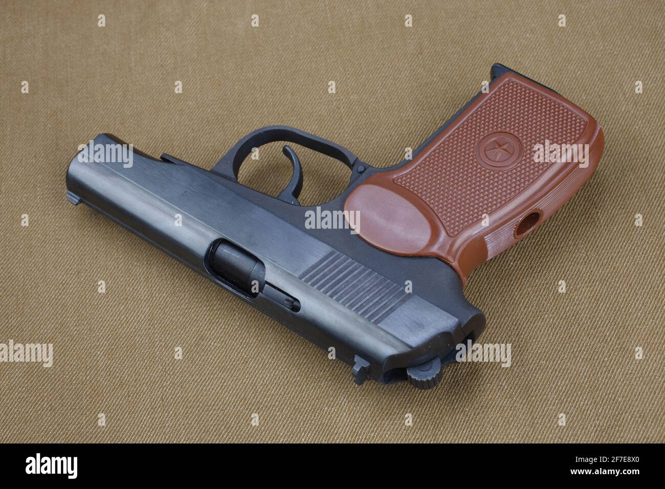9-mm-sowjetische Handfeuerwaffe auf sowjetischen Khaki-Uniform im sowjetisch-afghanischen Krieg (1979-1989) Punkt Stockfoto