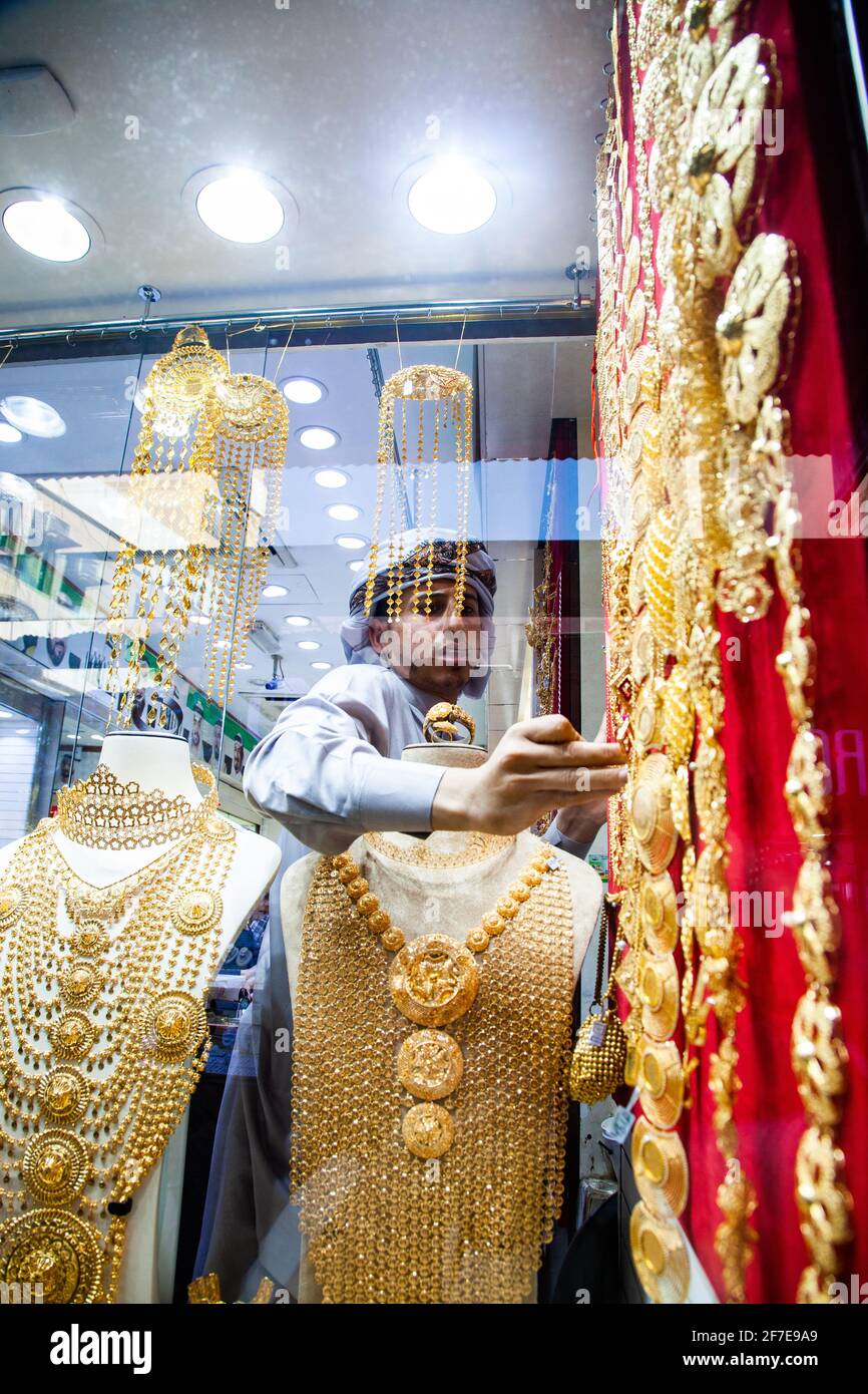 DUBAI, VAE - FEBRUAR 2018: Gold und Schmuck werden im Souk von Dubai verkauft. Gold Souk besteht aus 300 Einzelhändlern. Stockfoto