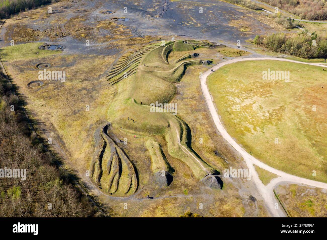 Luftaufnahme eines riesigen öffentlichen Erdwerks eines Grubenponys auf dem Gelände einer alten Kohlemine (Penallta, Wales) Stockfoto