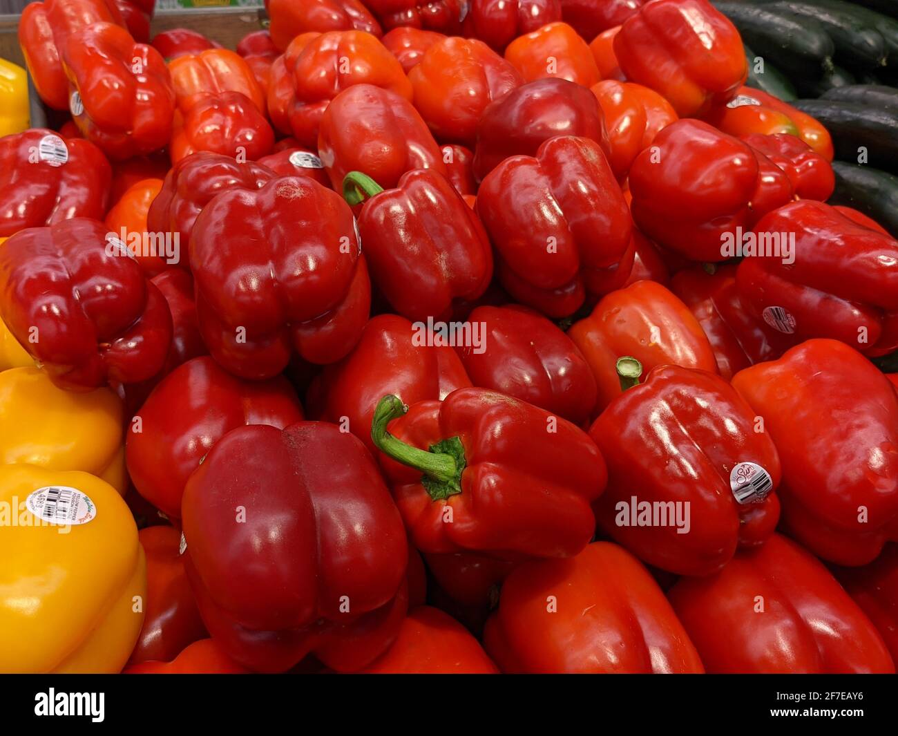 Greenwood, Indiana Vereinigte Staaten - April 06 2020: Verschiedene rote Paprika zum Kauf erhältlich Stockfoto