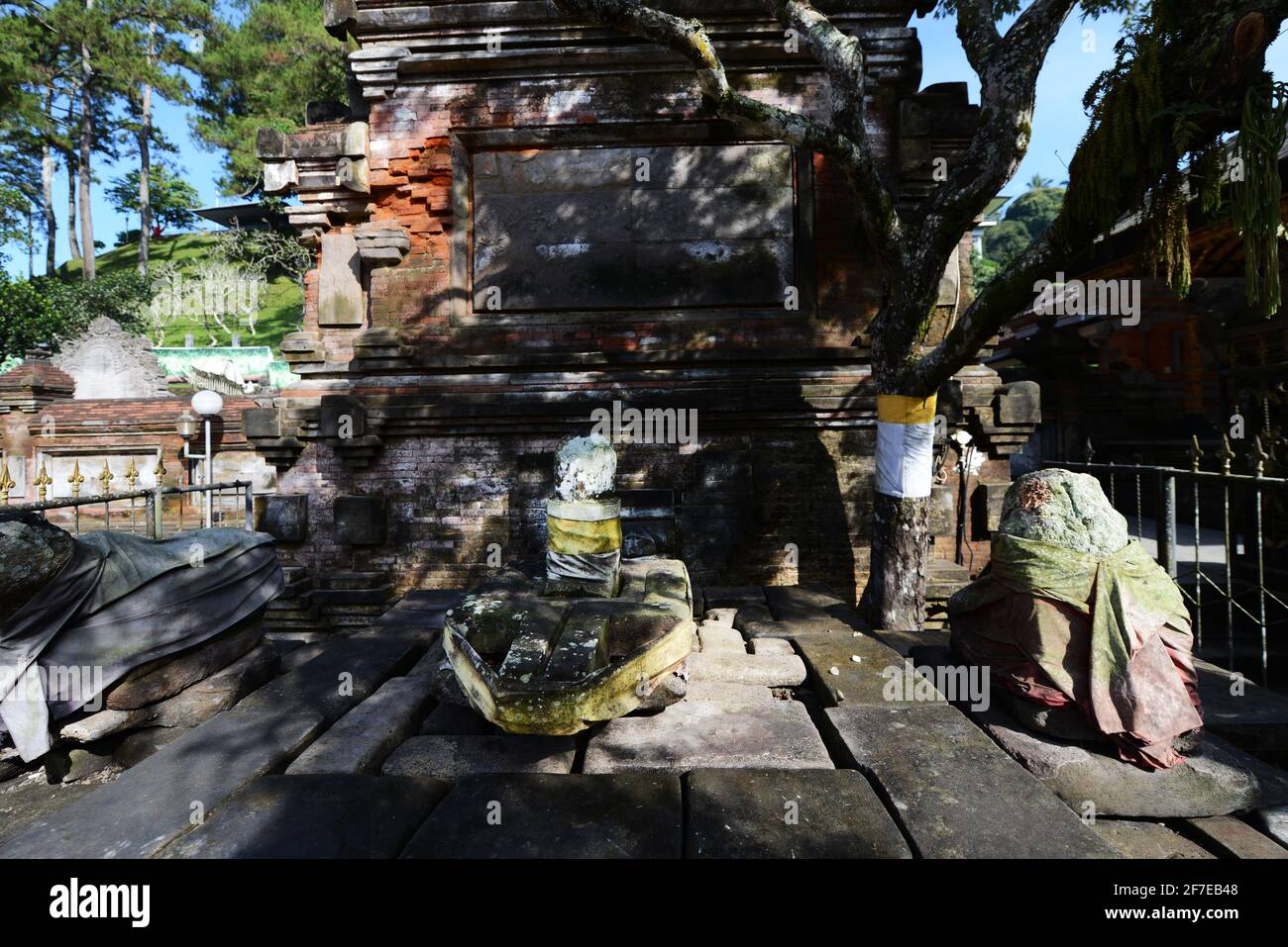 Shiva Lingam Steine am Tirta Empul Tempel in Bali, Indonesien. Stockfoto