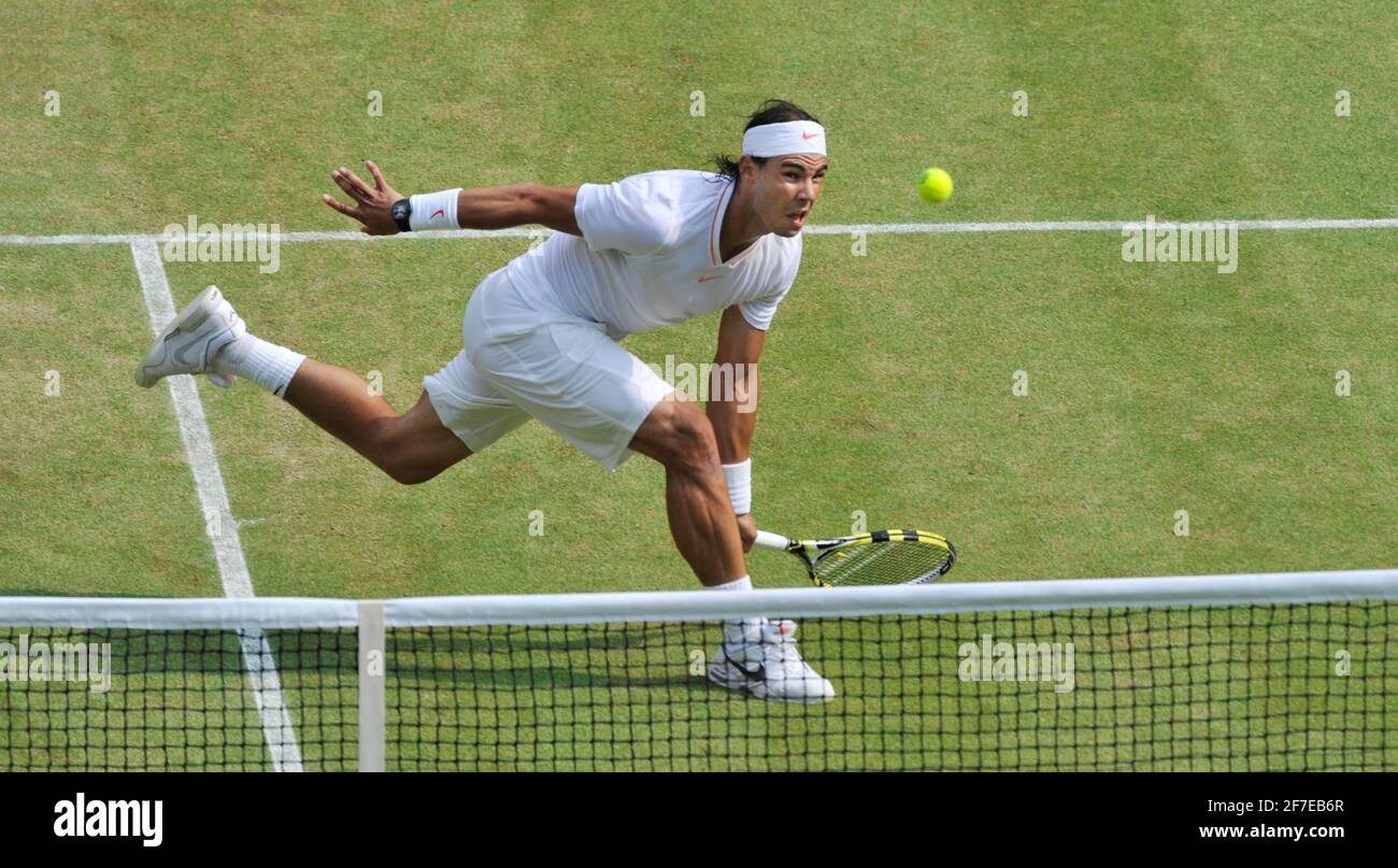 WIMBLEDON 2010. Tag. 26/6/2010 RAFAEL NADAL WÄHREND SEINES SPIELS MIT PHILIPP PETZSCHNER. . BILD DAVID ASHDOWN Stockfoto