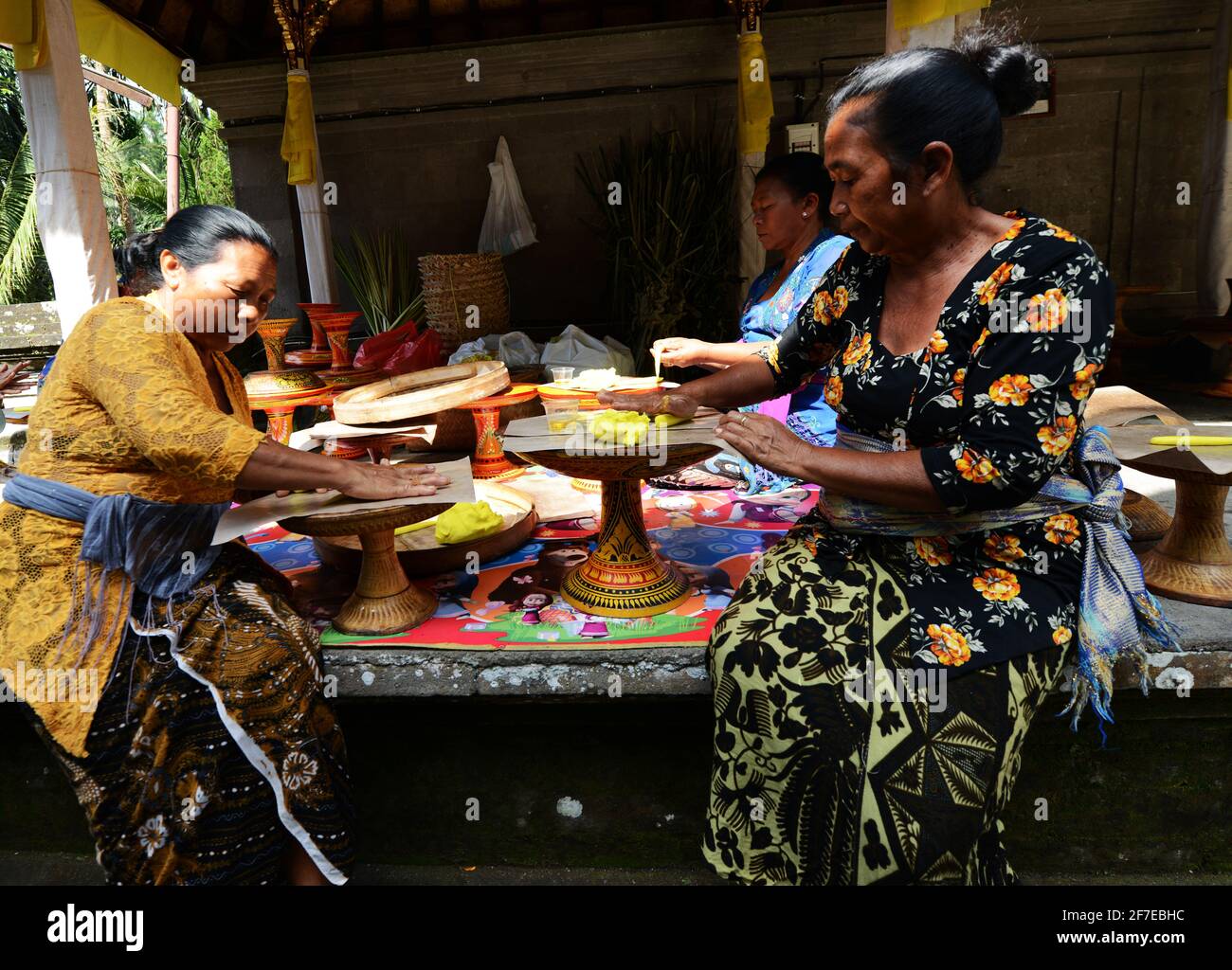 Balinesin bereitet eine handgemachte Opfergabe namens Jajan Suci oder Palegembai in einem Hindu-Tempel in Bali, Indonesien, vor. Stockfoto