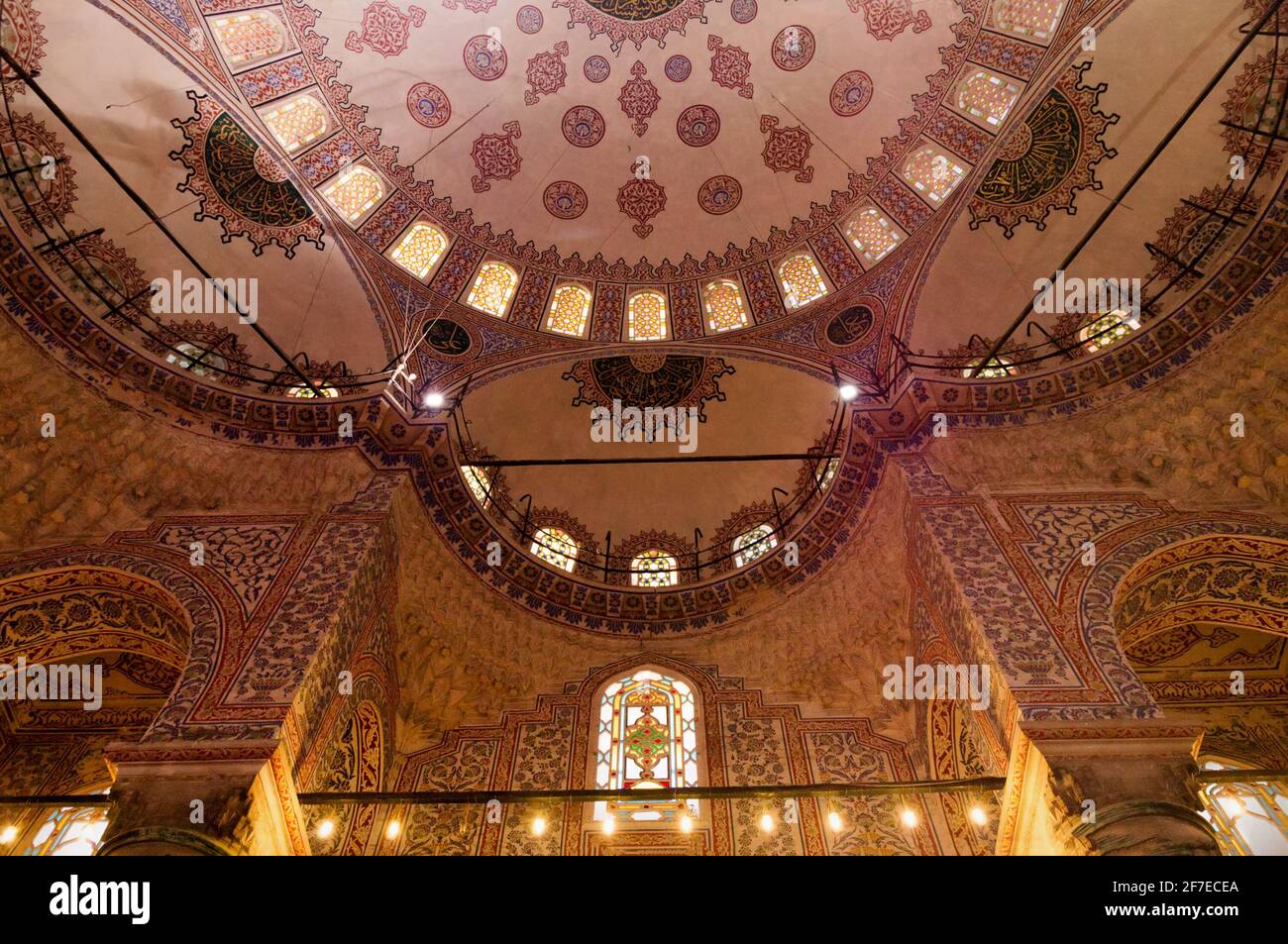 ISTANBUL, TÜRKEI - 09 07 2020: Blaue Moschee Sultan Ahmet Cami kunstvolle Innenkuppeldecke in Istanbul, Türkei Stockfoto