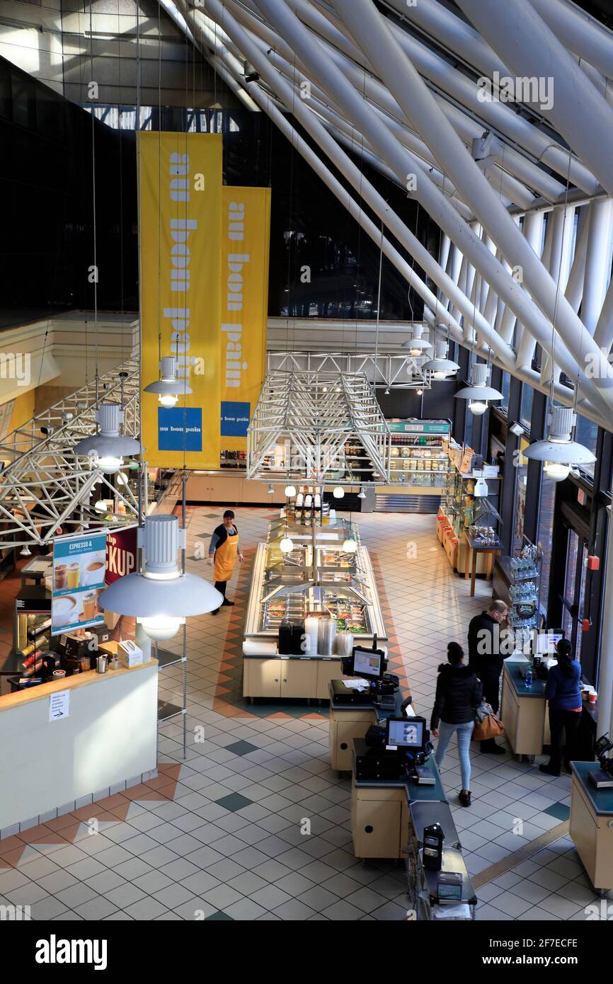 Innenansicht eines Au Bon Pain Restaurants im Inneren Copley Place.Boston.Massachusetts.USA Stockfoto