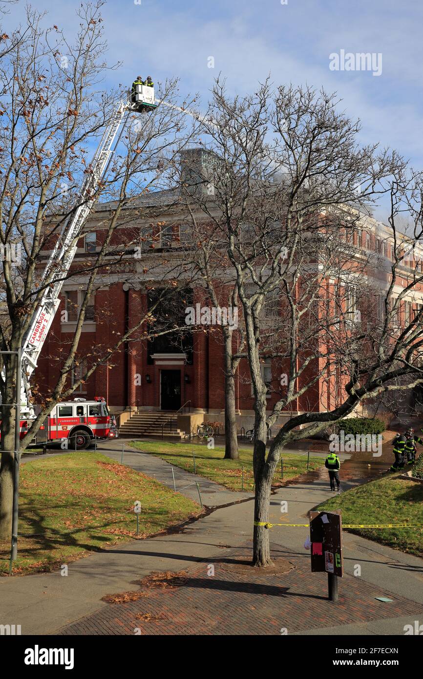 Feuerwehrmann auf Leiter des Feuerwehrwagens, der Feuer absetzt Ein Gebäude in Harvard Yard.Harvard University.Cambridge.Massachusetts.USA Stockfoto