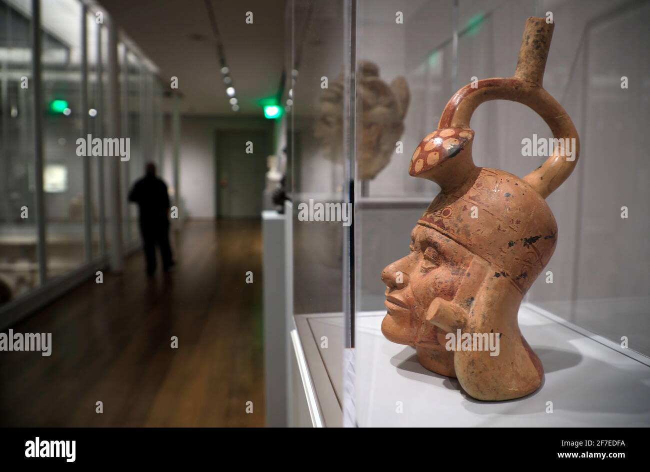 Bemalte Terrakotta mit Kopf-Bügel-Auslauf in Porträt-Form Flaschendisplay in Arthur M.Sackler Museum.Harvard Art Museum.Harvard University.Cambridge.Massachusetts.USA Stockfoto