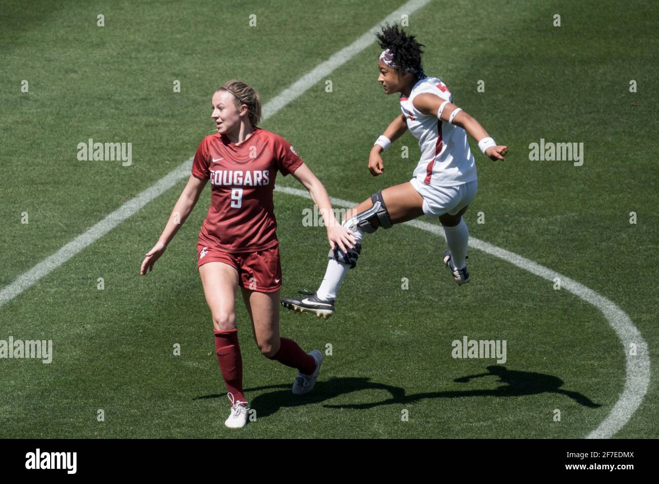 Der USC Trojans-Mittelfeldspieler Croix Bethune (7) schießt während eines NCAA-Frauenfußballspieles, Sund, gegen die Washington State Cougars-Mittelfeldspielerin Sydney Pulver (9) Stockfoto