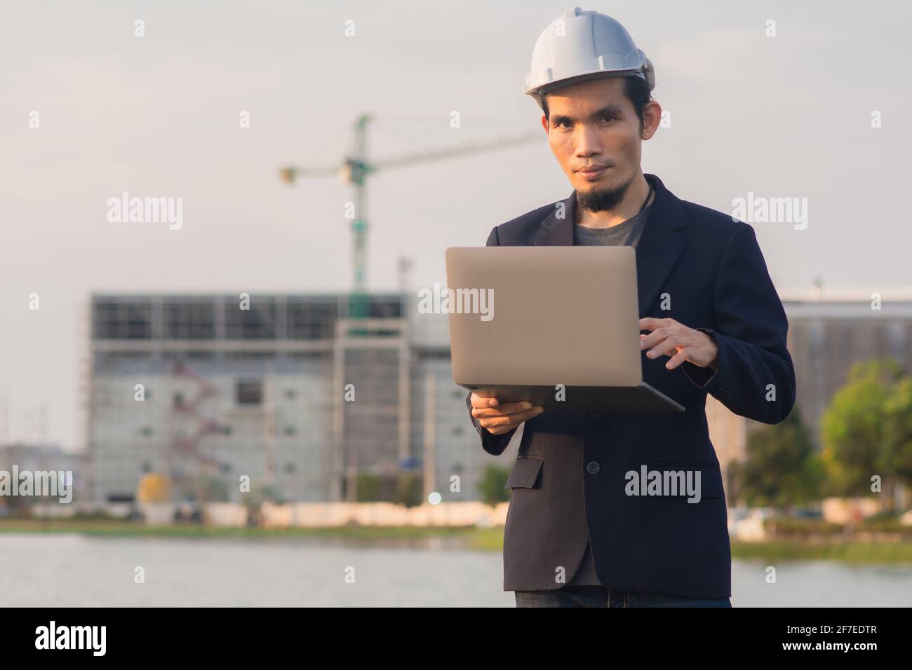 Umfrage zur Technologie von Notebooks, die auf der Baustelle arbeiten Stockfoto