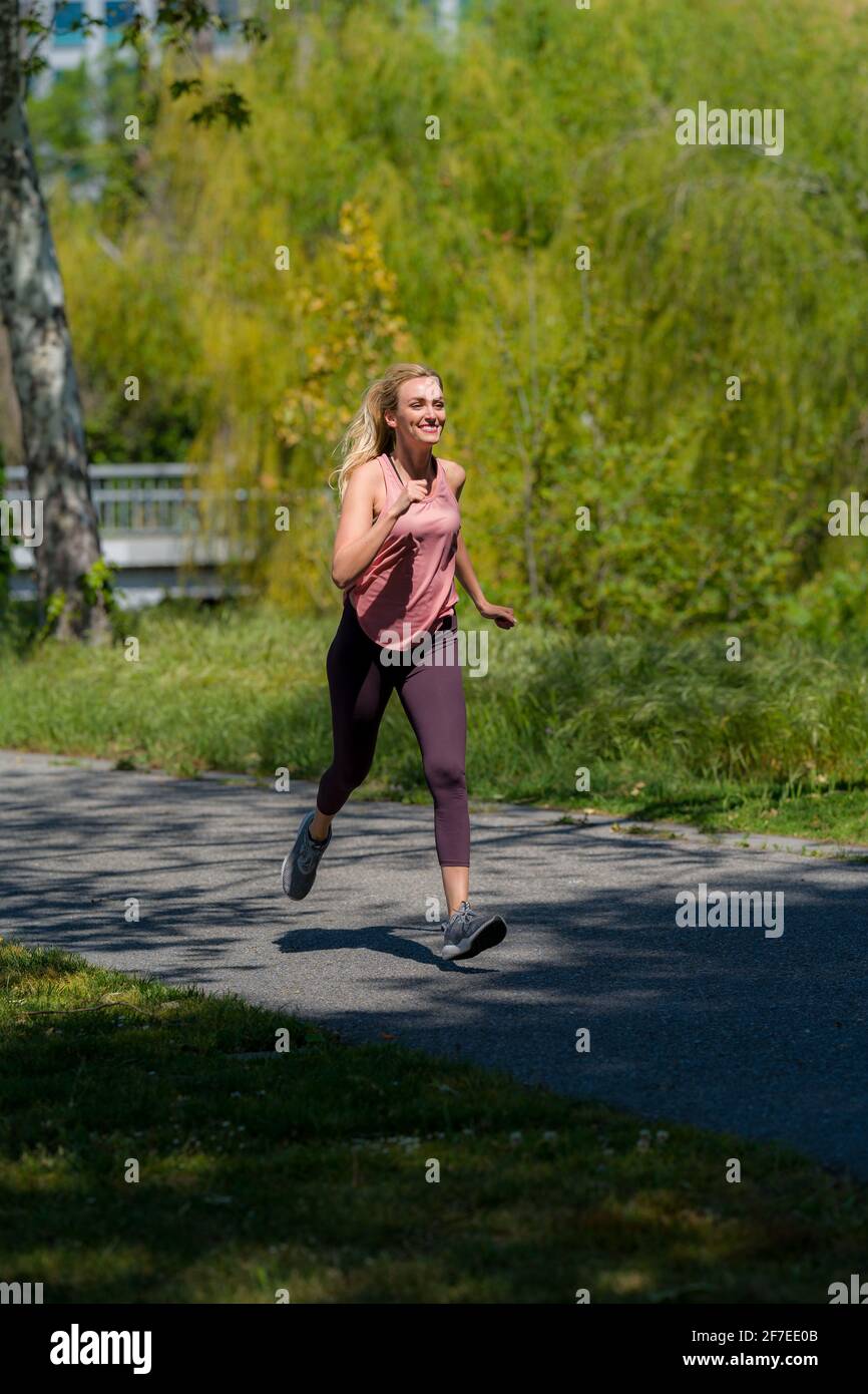 Junge Frau im Park laufen Stockfoto