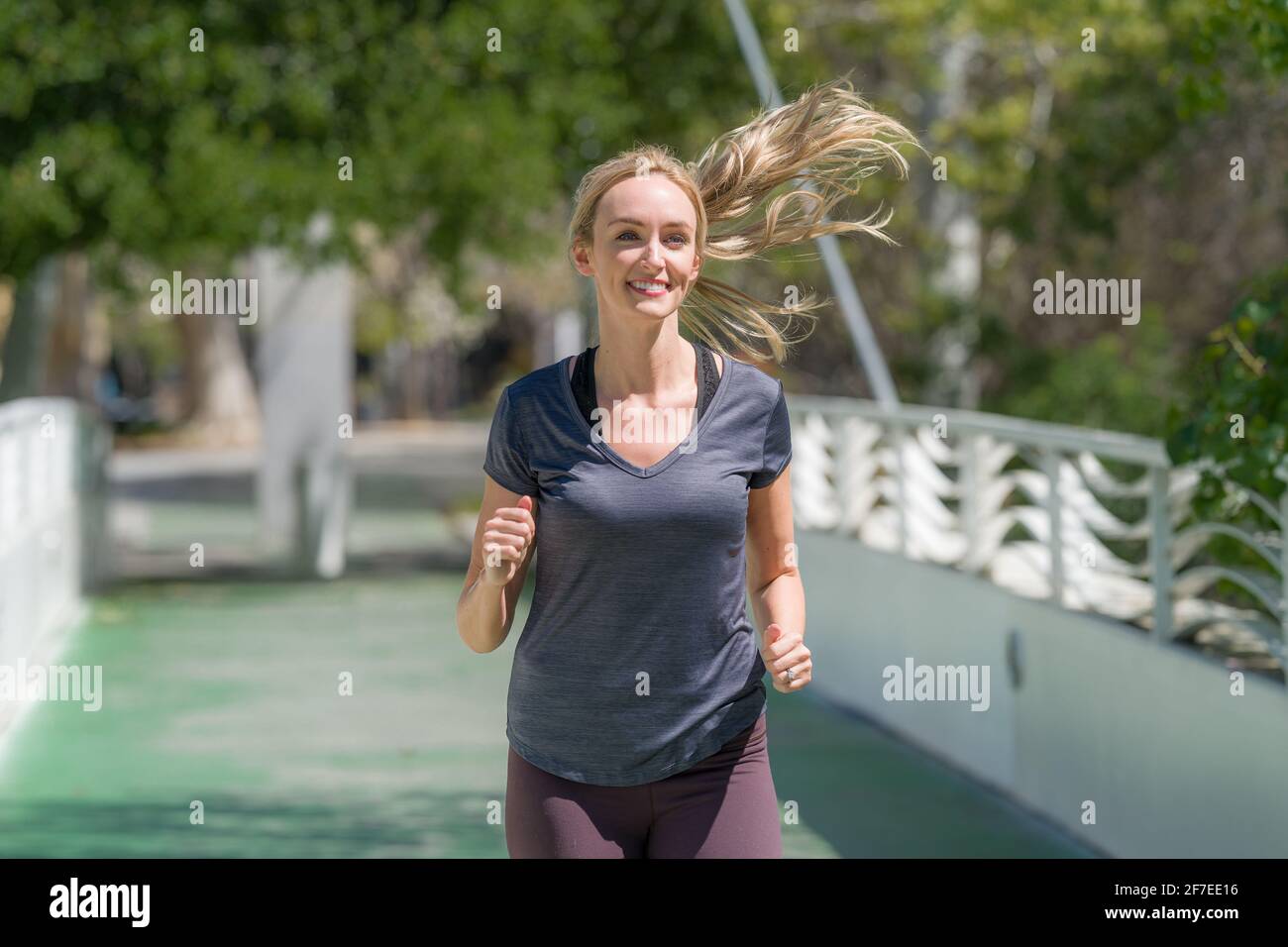 Junge Frau im Park laufen Stockfoto
