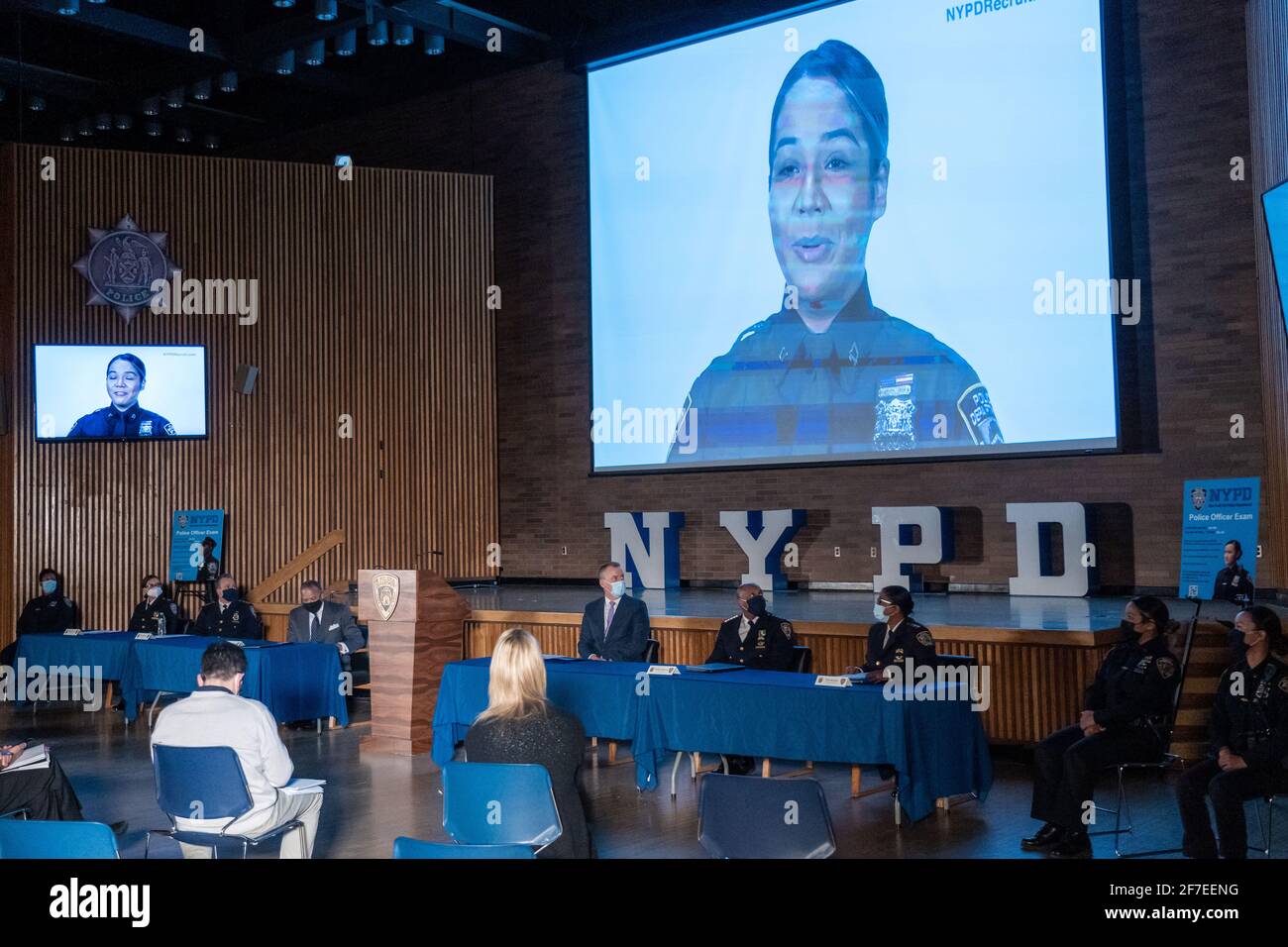 NEW YORK, NY - 6. APRIL: Rekrutierungsvideos des New Yorker Polizeidepartements (NYPD) werden während einer Pressekonferenz am 6. April 2021 in New York City abgespielt. Polizeikommissar Dermot Shea kündigt den Start der NYPD-Rekrutierungskampagne an, um verschiedene Gruppen von Kandidaten für die bevorstehende Polizeibeamten-Prüfung anzuziehen. Die Anmeldefrist für Bewerber ist vom 7. April bis zum 27. April auf www.NYPDrecruit.com. Stockfoto