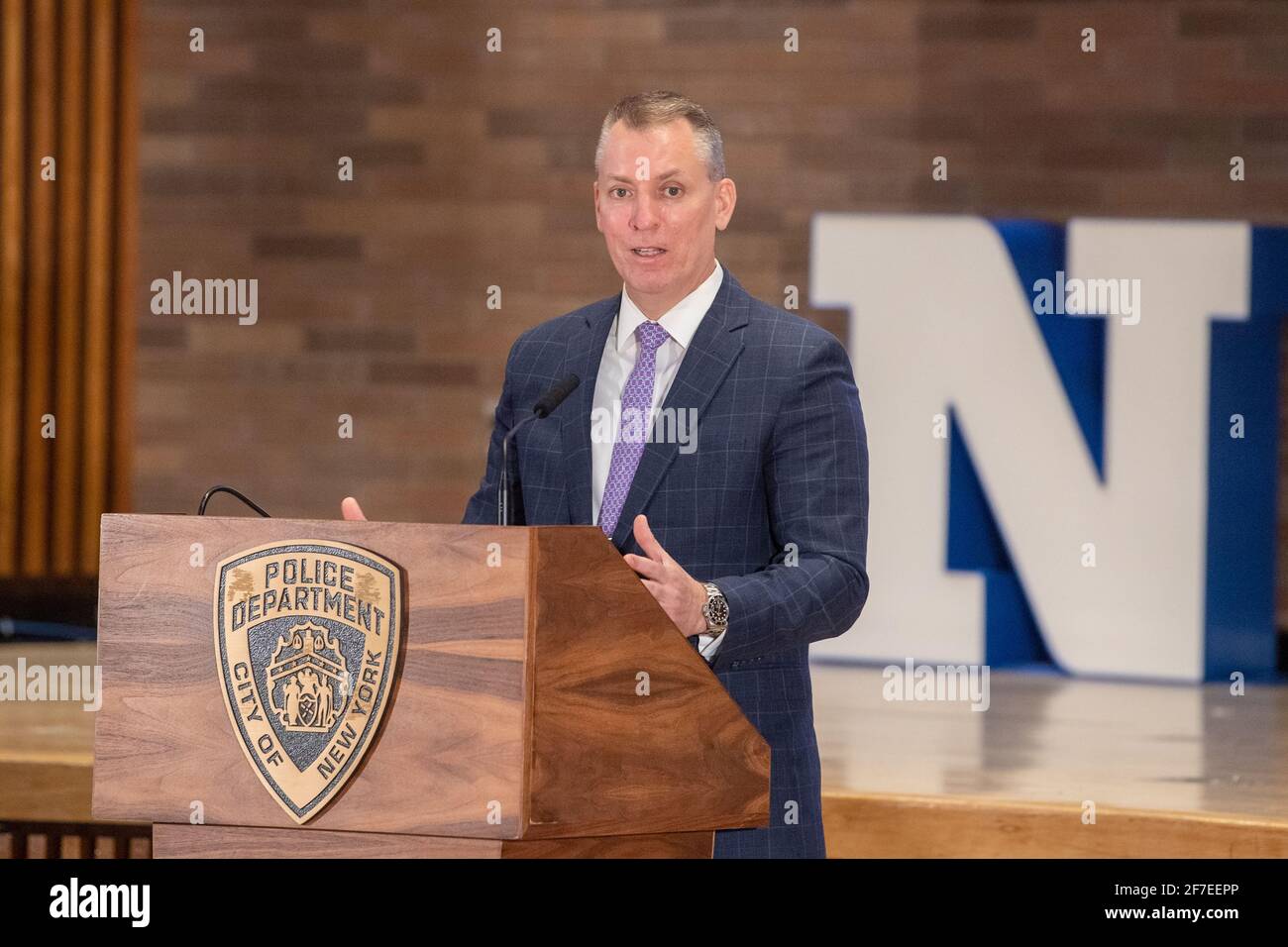 NEW YORK, NY – 6. APRIL: Der New Yorker Polizeikommissar Dermot F. Shea spricht während einer Pressekonferenz am 6. April 2021 in New York City. Polizeikommissar Dermot Shea kündigt den Start der NYPD-Rekrutierungskampagne an, um verschiedene Gruppen von Kandidaten für die bevorstehende Polizeibeamten-Prüfung anzuziehen. Die Anmeldefrist für Bewerber ist vom 7. April bis zum 27. April auf www.NYPDrecruit.com. Stockfoto