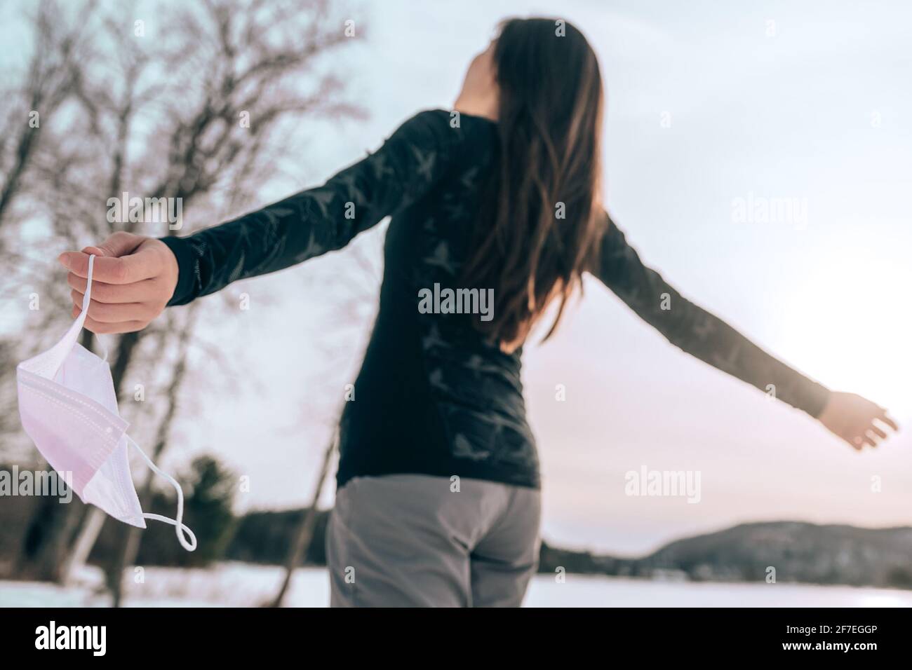 Coronavirus Glück Frau frei von Pandemie glücklich der Erleichterung Entfernen Gesichtsmaske nach Lockdown. Freiheit Lebensstil gesunde Menschen Stockfoto