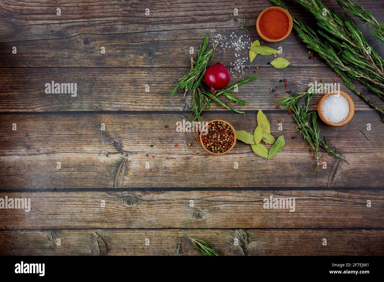 Verschiedene Kräuter und Gewürze auf Holzhintergrund. Stockfoto