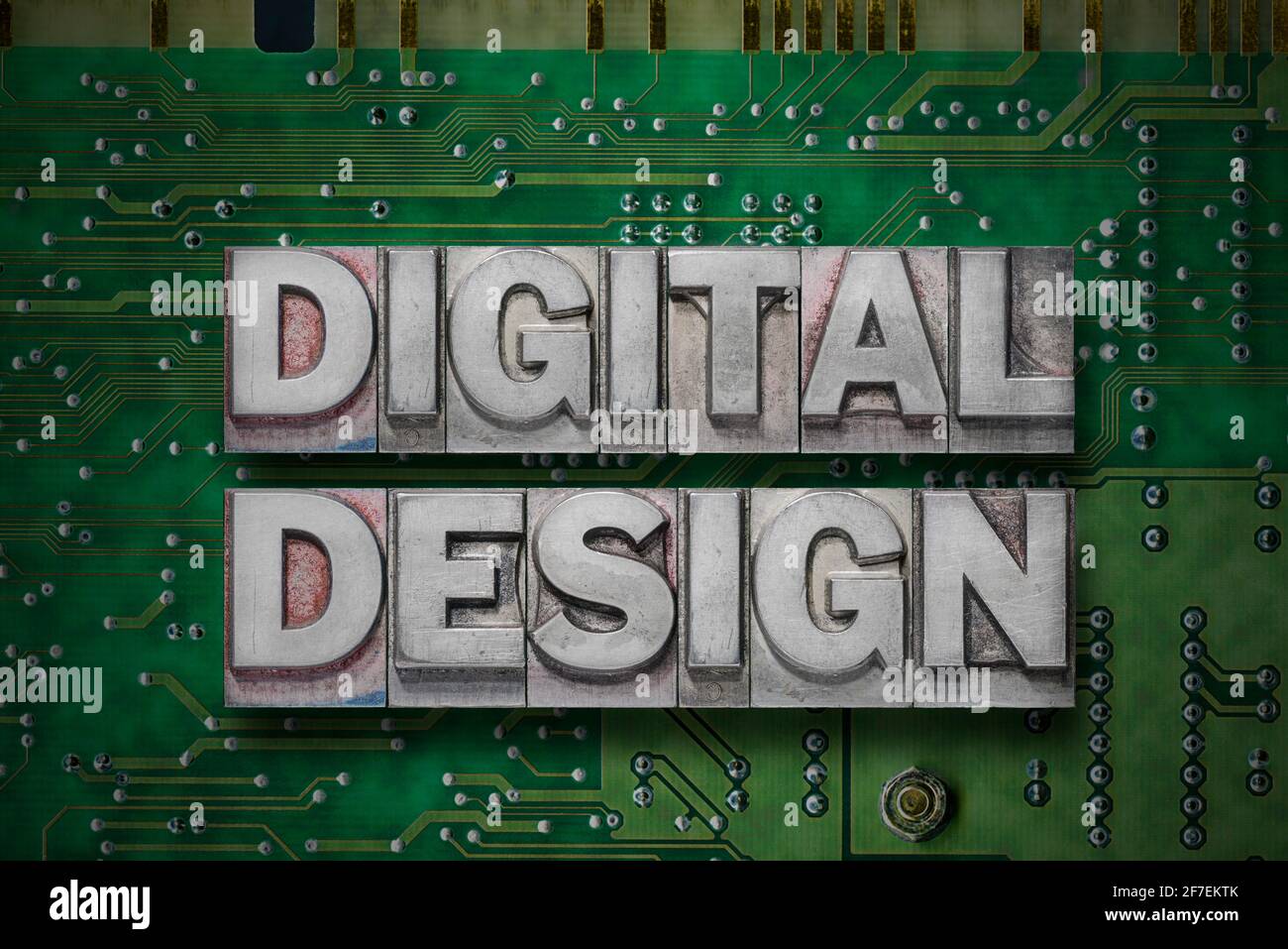 Digitaler Designsatz aus metallischen Buchdruckblöcken auf dem Hintergrund der PC-Platine Stockfoto