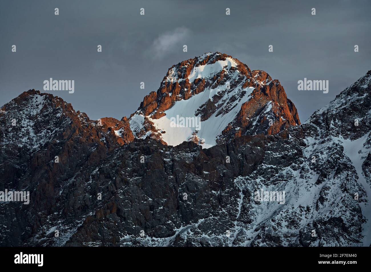 Schöne Landschaft des Berggipfels mit Gletscher und Schnee in Almaty, Kasachstan. Outdoor- und Wanderkonzept Stockfoto