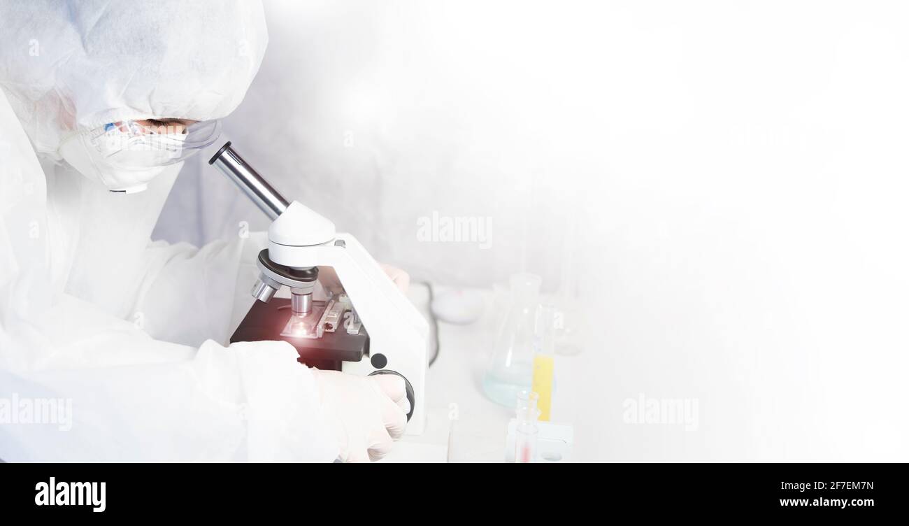 Forscher mit einem Mikroskop in einem Labor, Konzeptwissenschaft und Technologie. Stockfoto