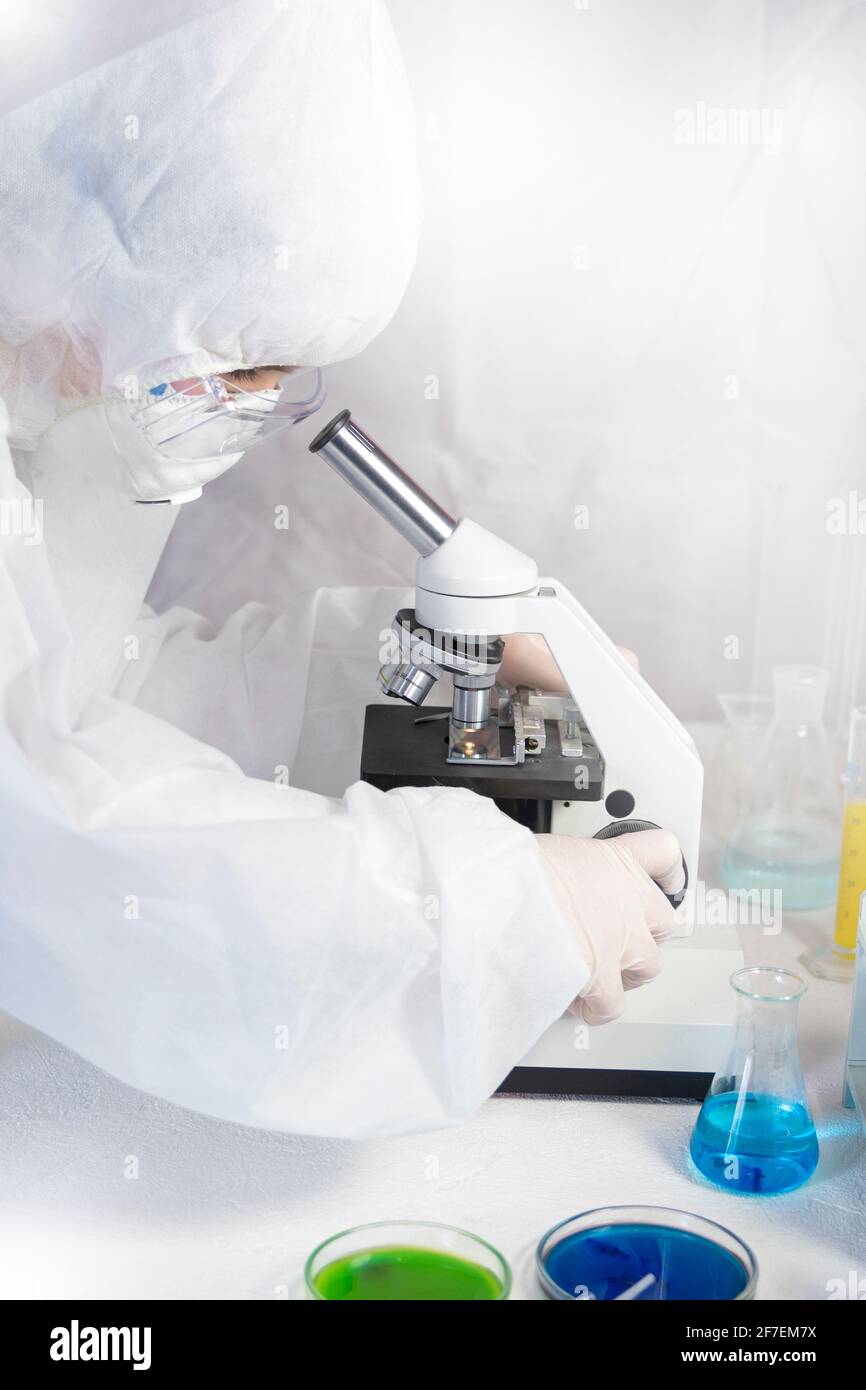 Forscher mit einem Mikroskop in einem Labor, Konzeptwissenschaft und Technologie. Stockfoto