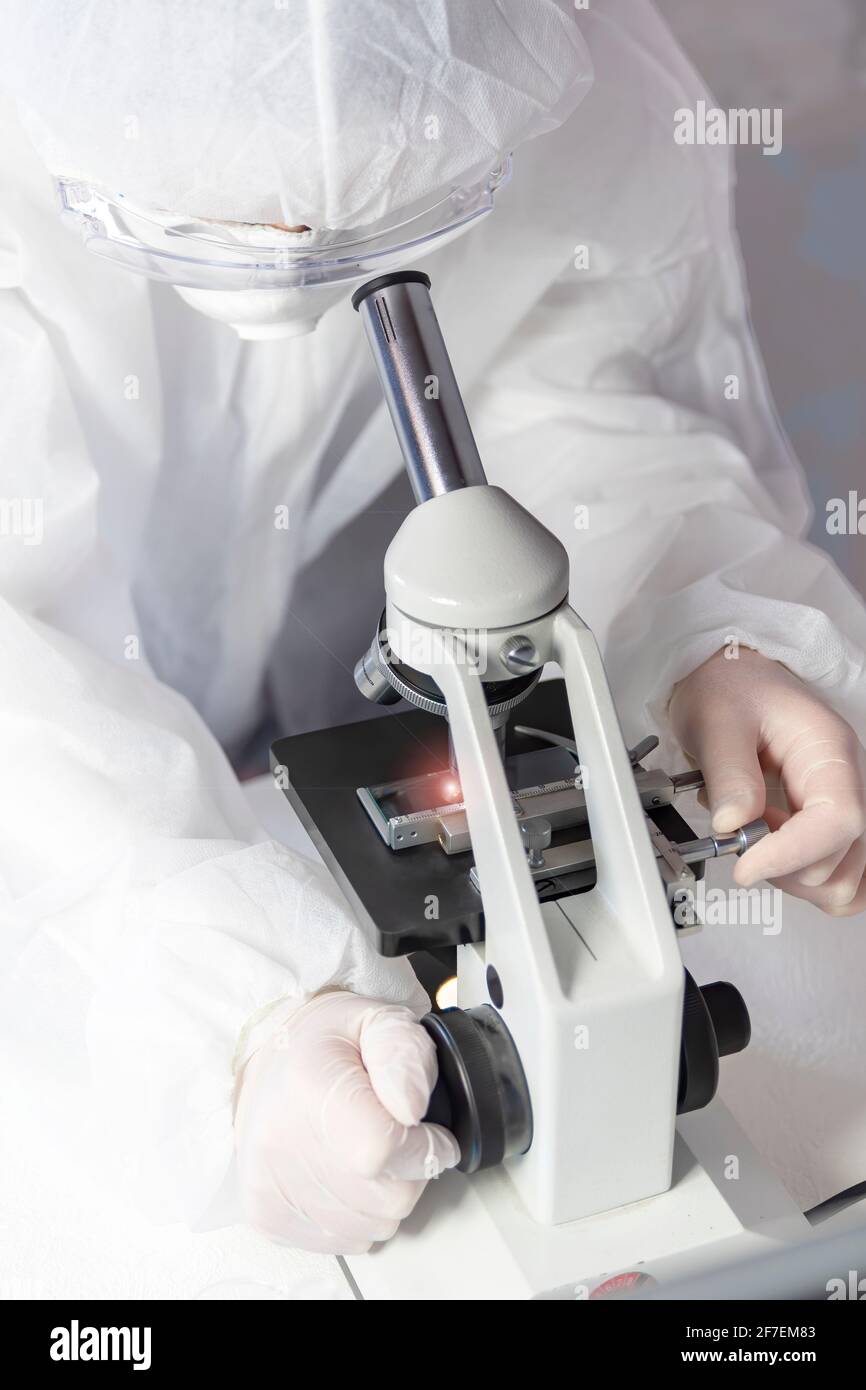 Forscher mit einem Mikroskop in einem Labor, Konzeptwissenschaft und Technologie. Stockfoto