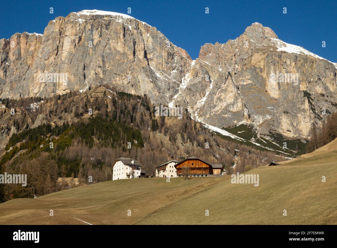 Alte Wohnhäuser in den Alpen, Italien Stockfoto