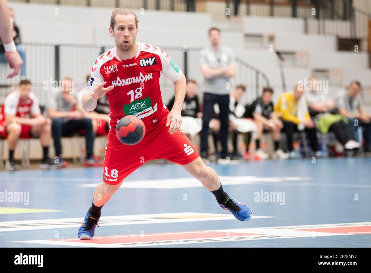 Balingen, Deutschland. April 2021. Handball: Bundesliga, HBW Balingen-Weilstetten - HSG Nordhorn-Lingen in der Sparkassen Arena. Nordhorn-Lingens Alexander Terwolbeck in Aktion. Quelle: Tom Weller/dpa/Alamy Live News Stockfoto