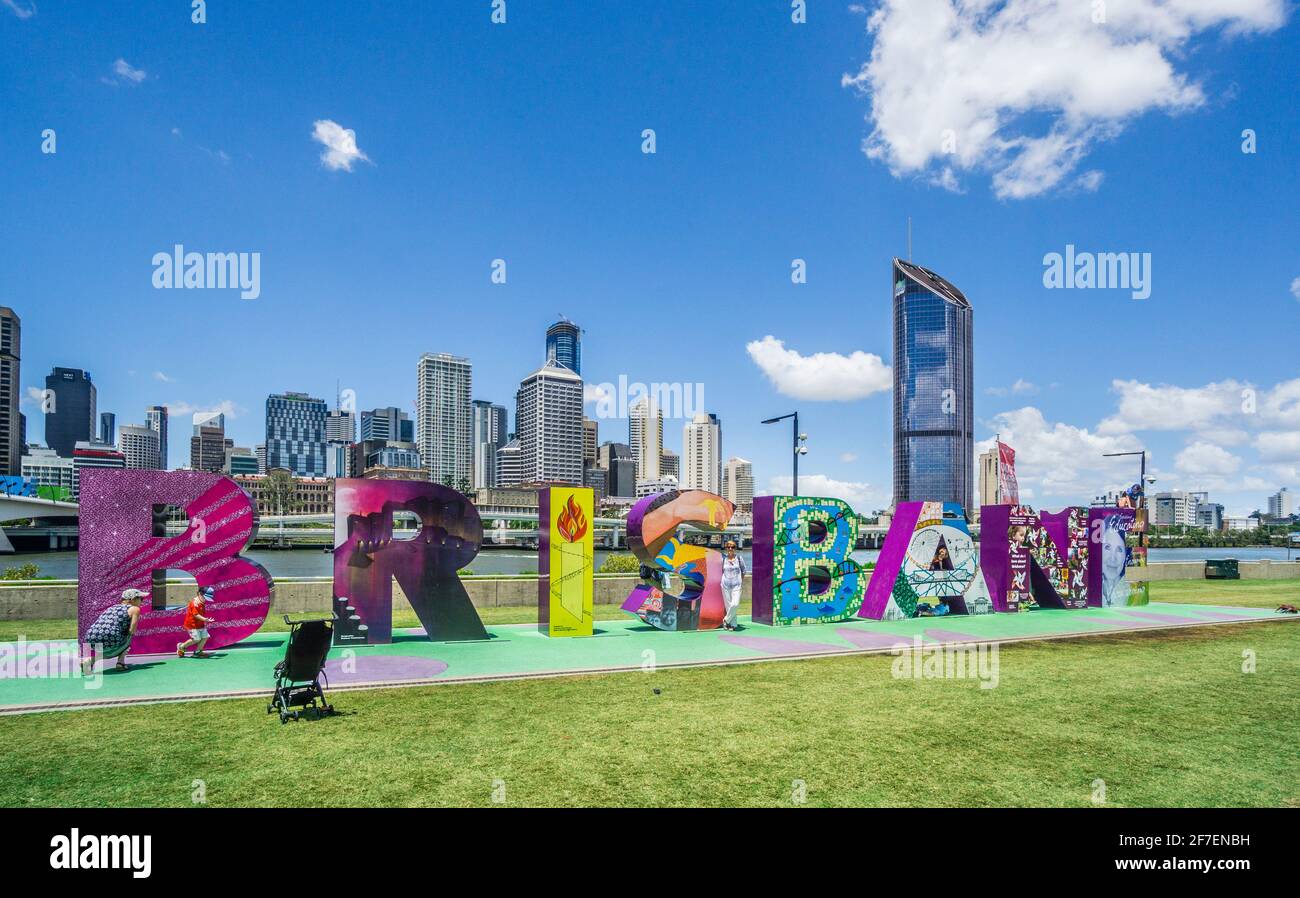 Brisbane-Schild am Südufer des Brisbane River vor dem Hintergrund der Skyline von Brisbane CBD, Brisbane, Queensland, Australien Stockfoto