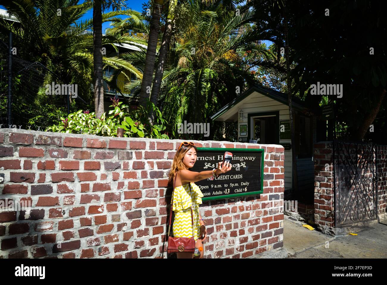 Ein Tourist macht ein Selfie vor dem Ernest Hemingway Haus in Key West, Florida, USA. Stockfoto