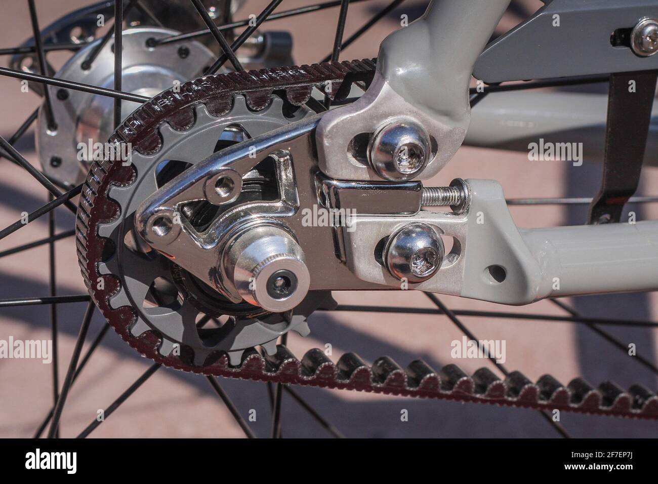 Detail des Singlespeed-Fahrradgurtantriebs. Hintere Nabe mit Zahnrad, das anstelle eines normalen Kettenantriebs einen Riemenantrieb verwendet. Stockfoto