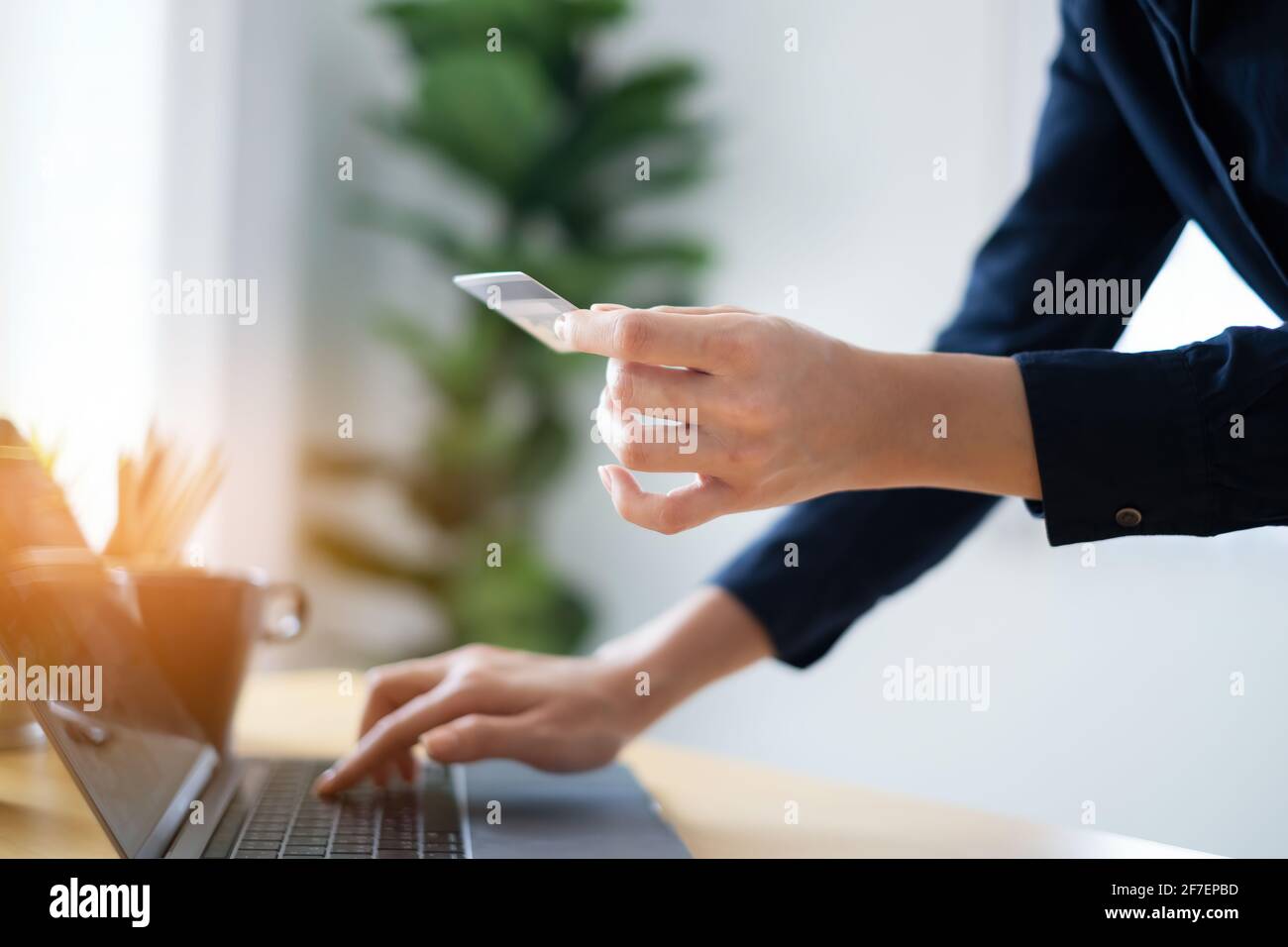 Frau im legeren Hemd, die online mit Kreditkarte bezahlt, während sie Bestellungen über die Anwendung auf dem Tablet macht. Erfolgreiche und glückliche Geschäftsfrau machen Stockfoto