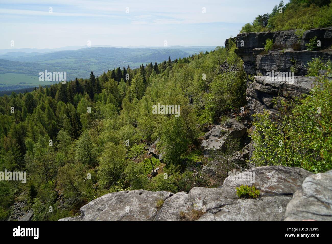 Decinsky Sneznik Berg mit Panoramablick aus der Luft von Felsplateau über Wald, Tschechische Republik Stockfoto